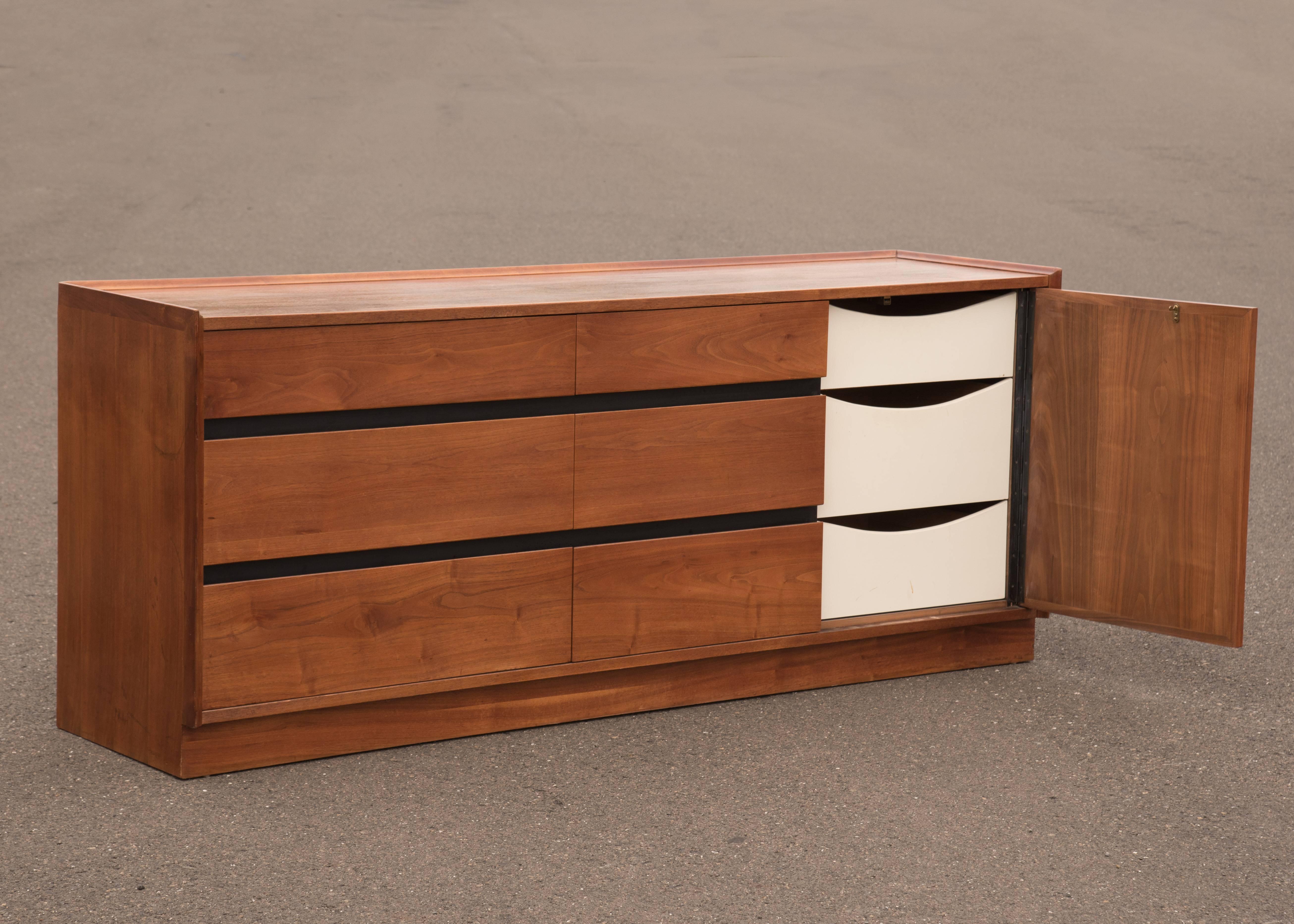 Beautiful Mid-Century Modern dresser by the Dillingham furniture company. Six drawers with recessed handles and black framework behind the drawers. Great walnut grain. Excellent restored condition. Matching pieces to set available.
Designed by
