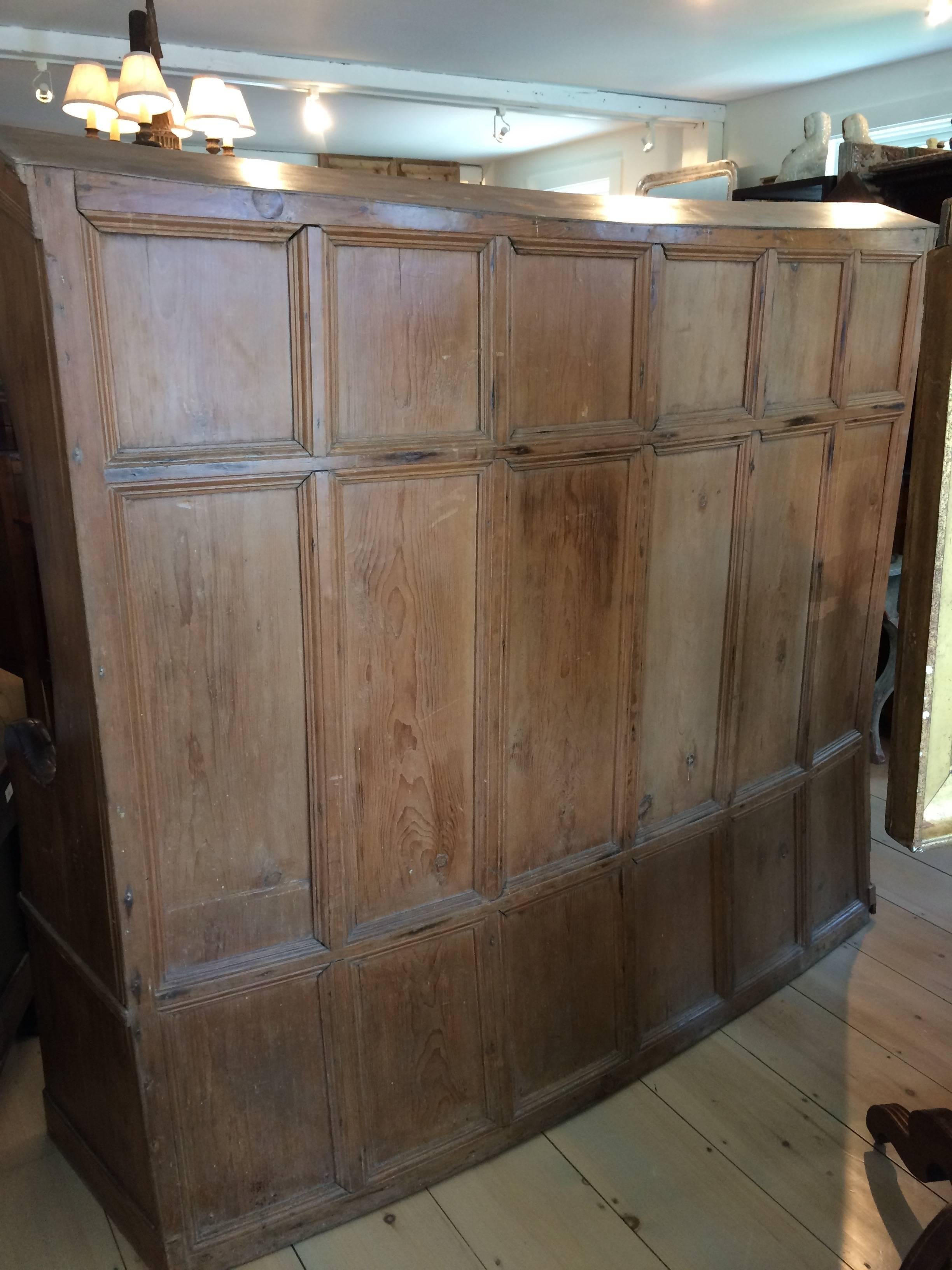 Superb High Back British Georgian Paneled Settle Bench In Excellent Condition In Hopewell, NJ