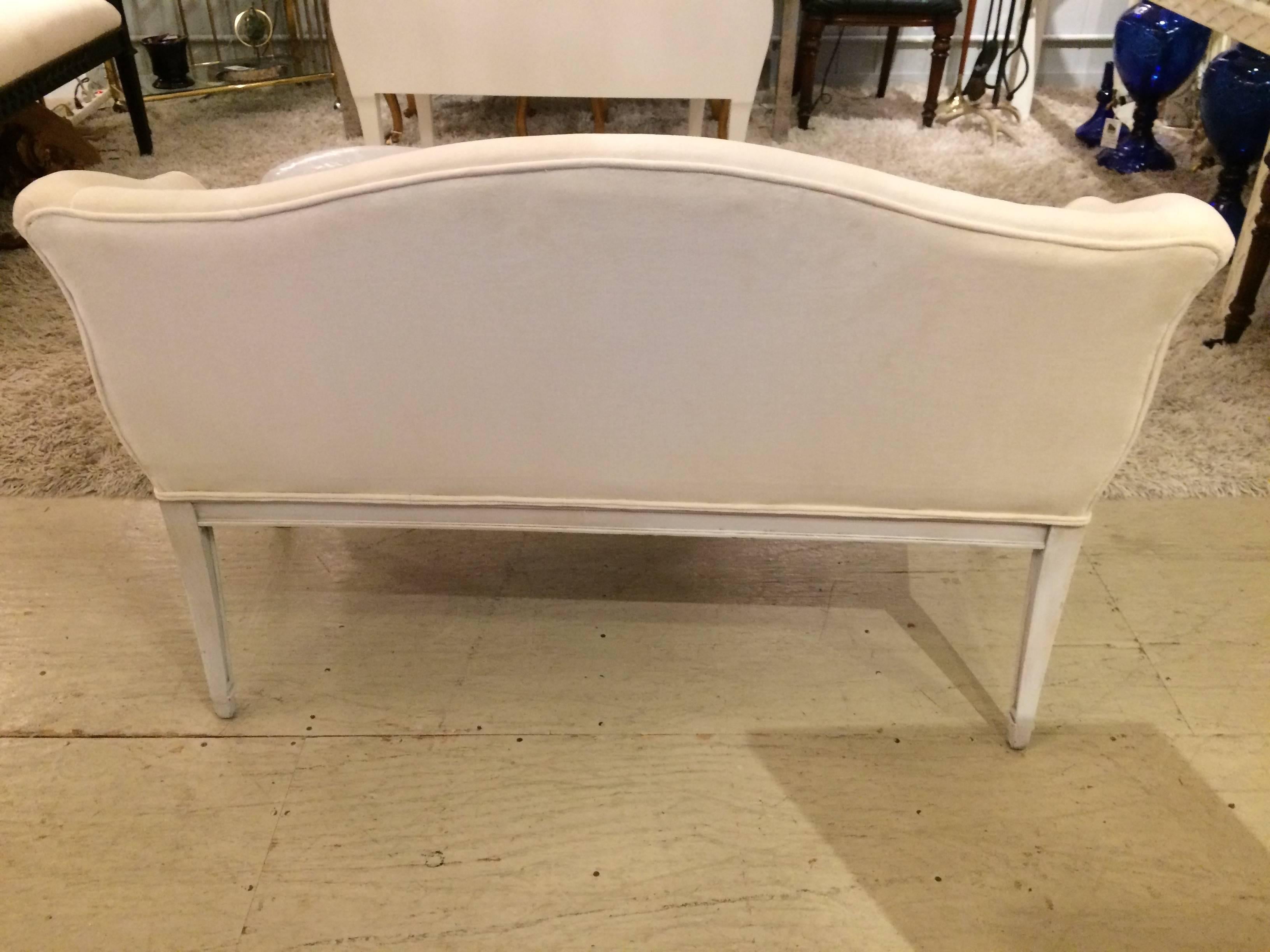 Fit for a Princess Creamy Upholstered and Painted Wood Loveseat In Excellent Condition In Hopewell, NJ