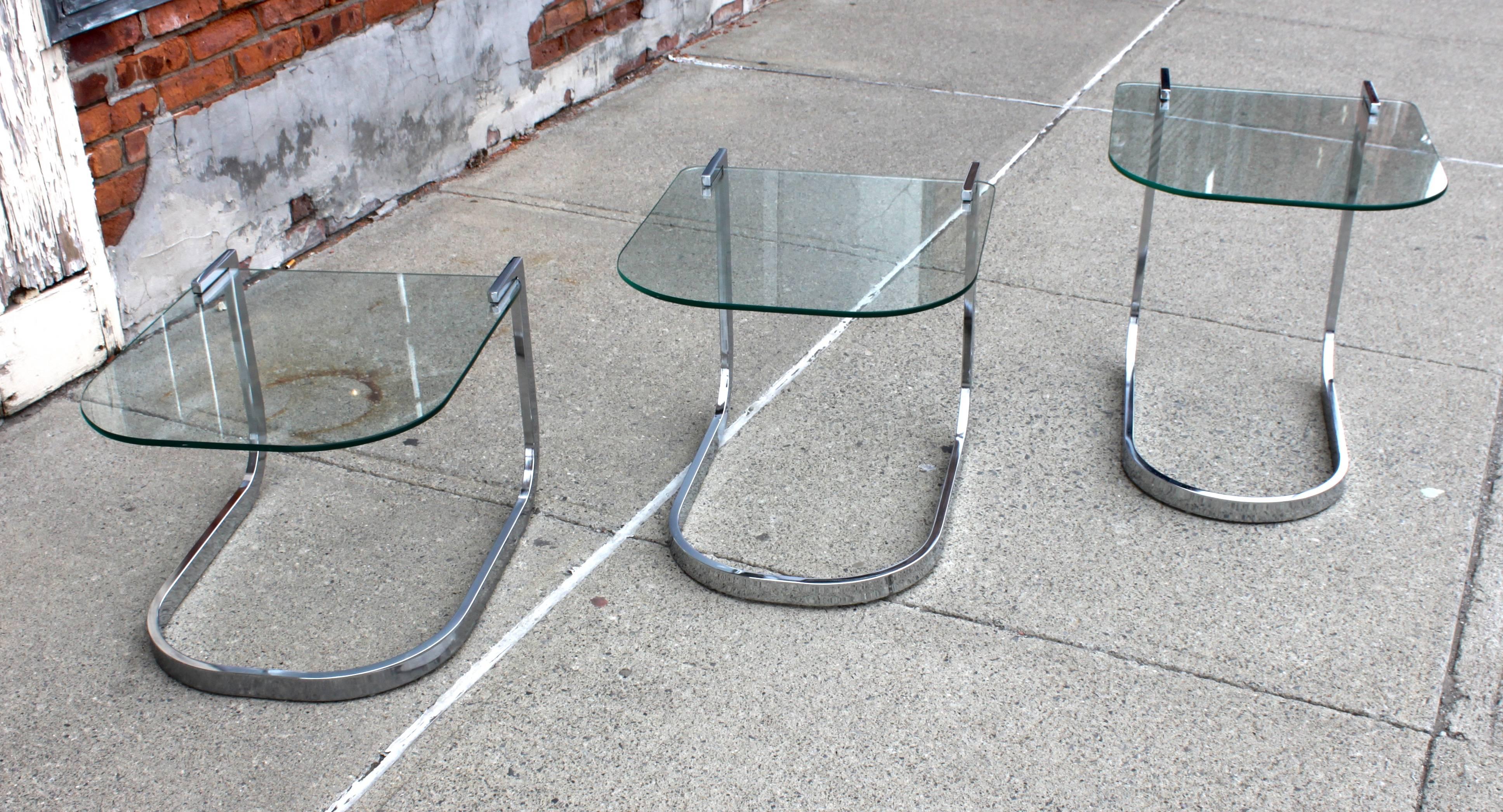 Modern Set of Three Chrome Flat Bar Milo Baughman Nesting or Stacking Tables In Excellent Condition For Sale In Hudson, NY