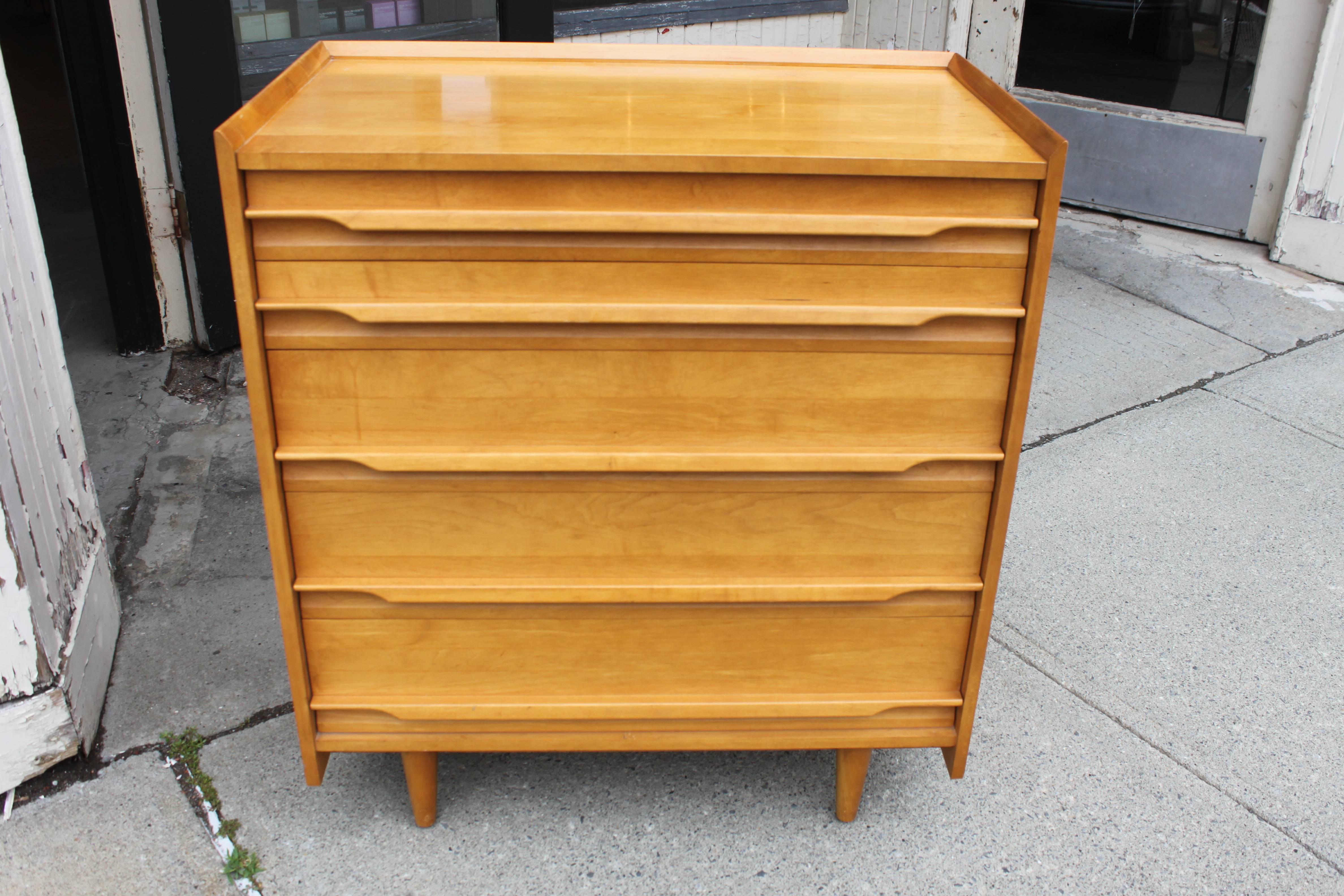 Five-drawer dresser in solid maple. Wide sculpted pulls. In very good condition.