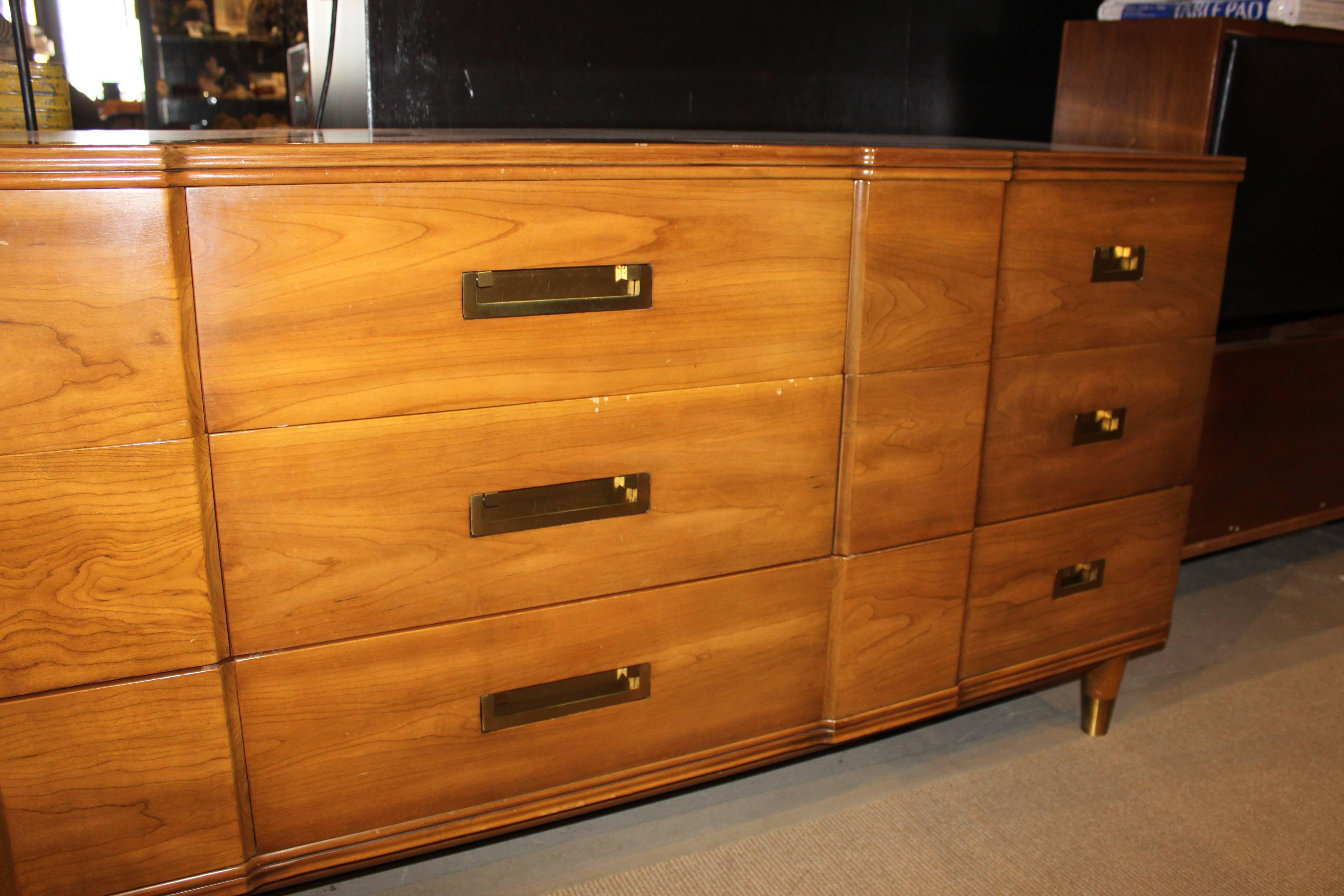 John Stuart for Widdicomb Nine-Drawer Dresser In Good Condition In Hudson, NY
