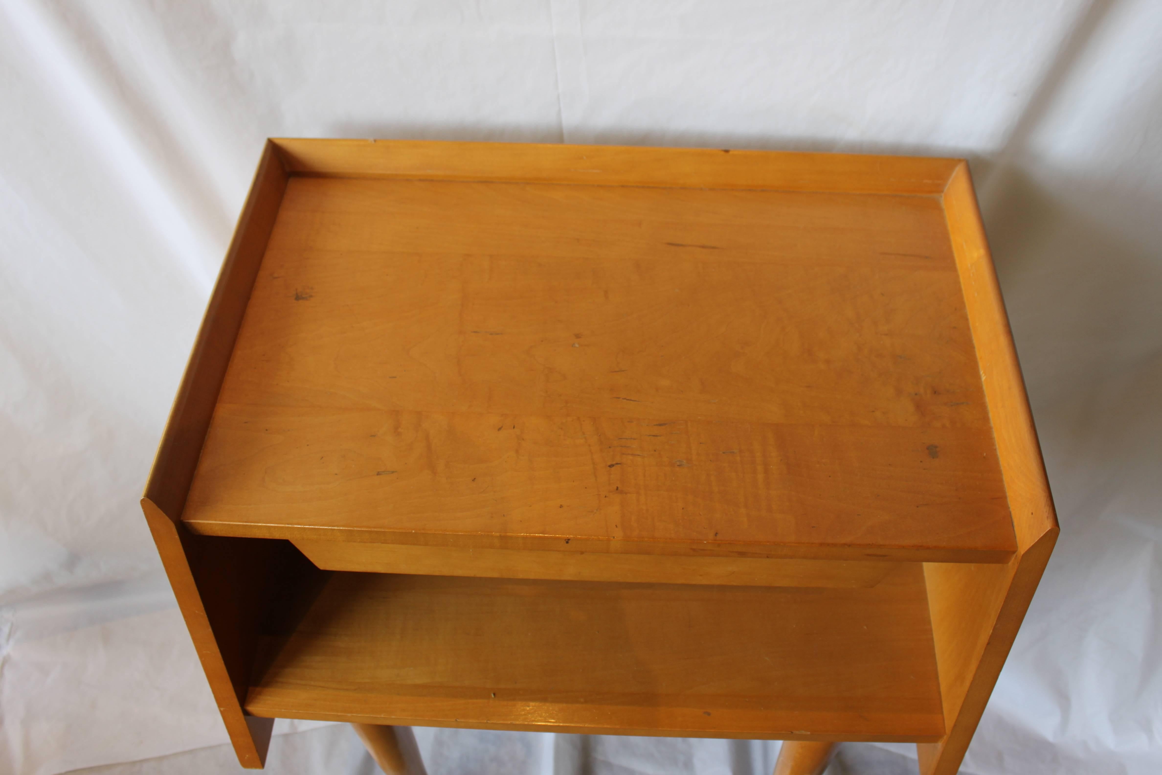 One drawer nightstand. Great Mid-Century Modern design. In very good vintage condition.