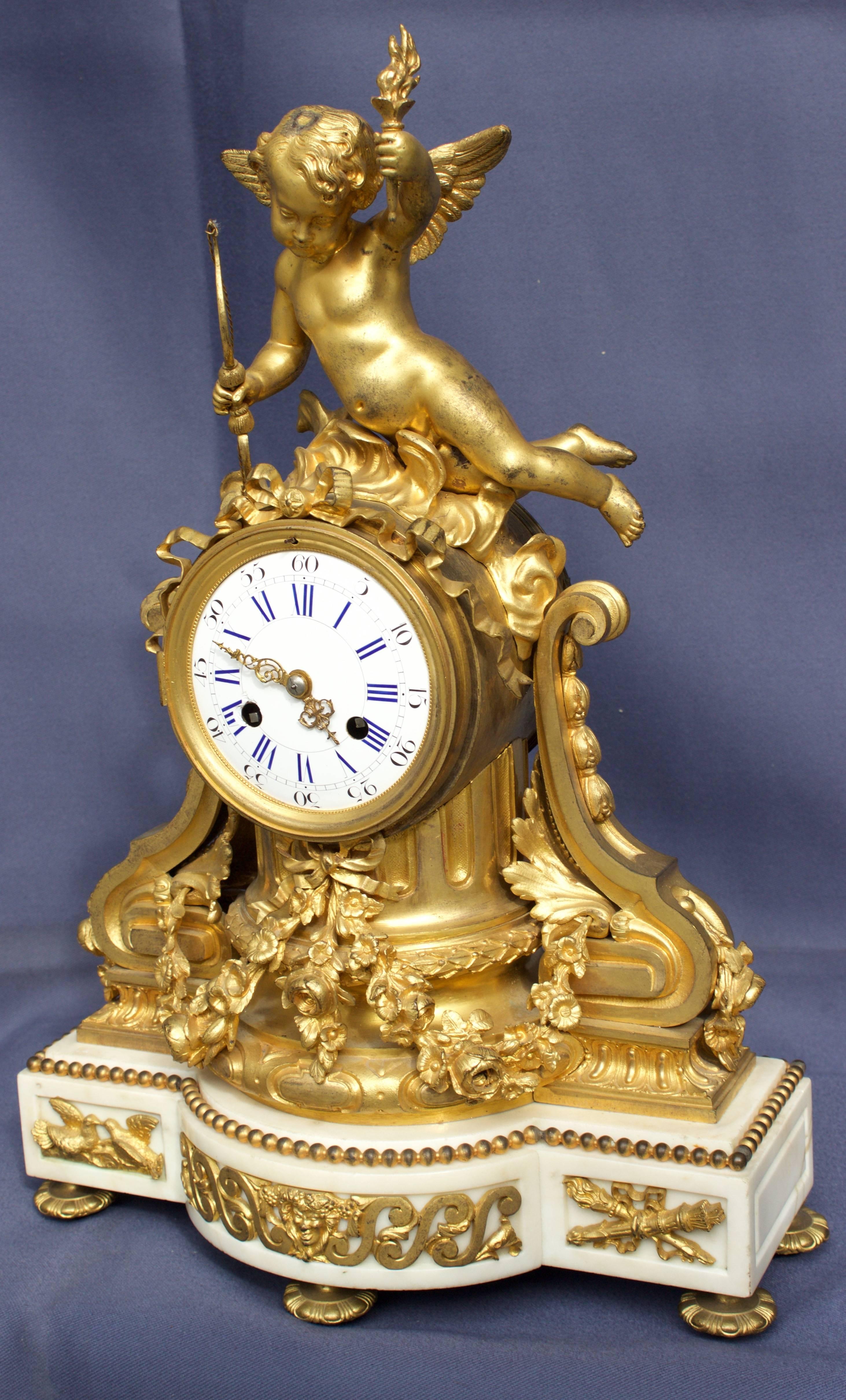 A superb mid-19th century. Clock with beautifully chased and ormolu gilded bronzes. Rest on a white Carrara marble base supported by five nice adjustable toupie feet and decorated by gilt pearls on top, two doves (symbol of love) and fasces bundles