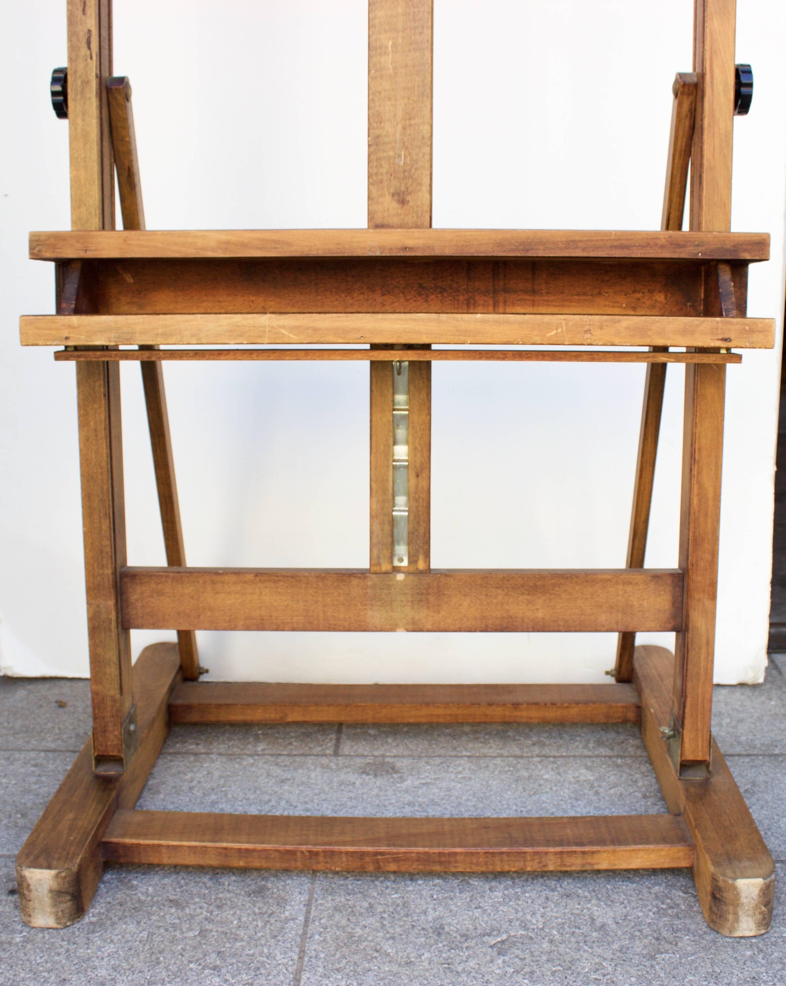 Joli et solide chevalet en bois de hêtre fabriqué par Lefranc & Bourgeois, une entreprise parisienne qui fabrique du matériel d'art de qualité depuis 1720. Il est équipé d'un support pour régler la hauteur et est inclinable - grâce à une petite roue