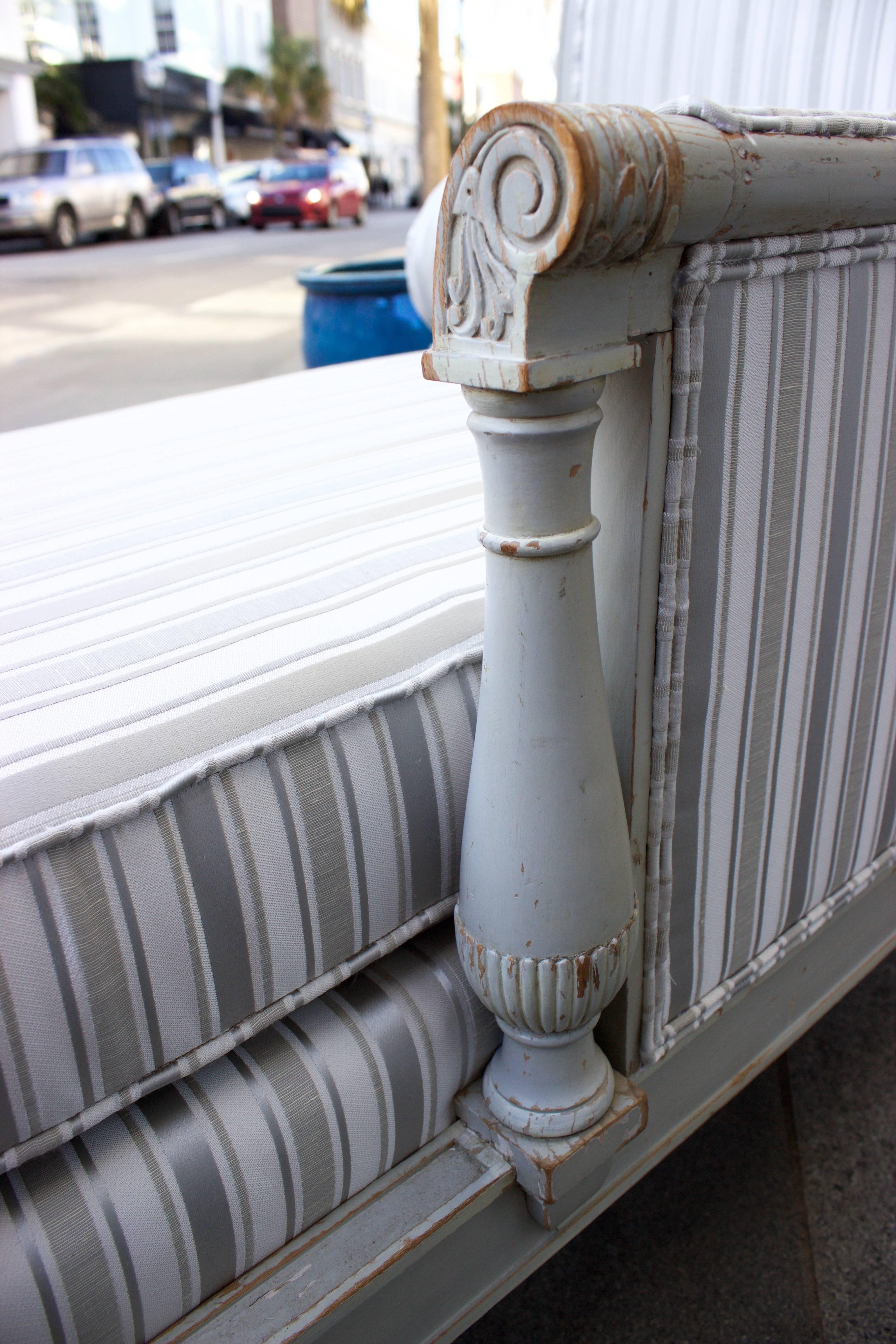 19th Century French Directoire Painted Recamier In Distressed Condition In Charleston, SC