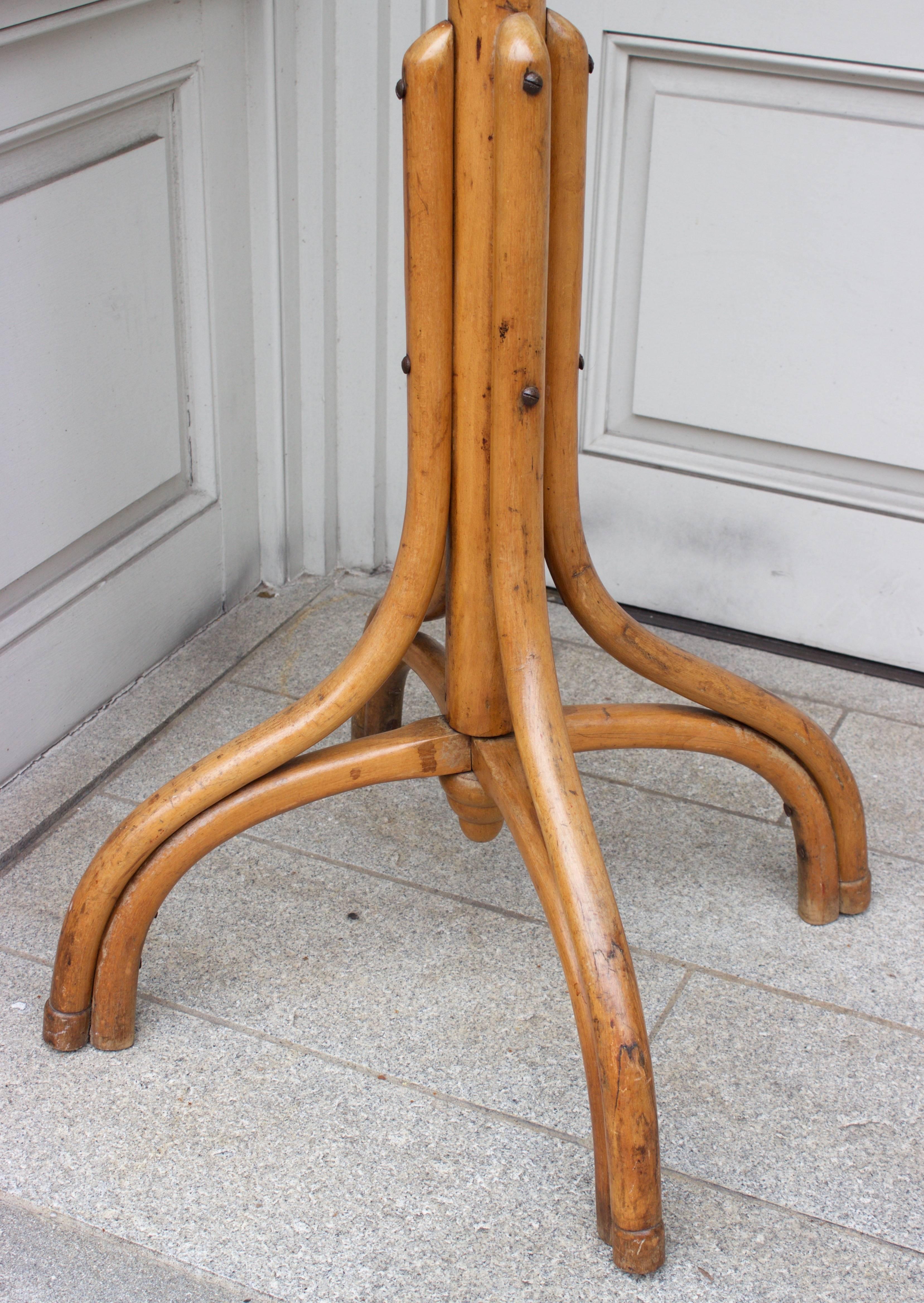 Classic Thonet style rack made of bent beechwood. This one has eight scrolled pieces with hooks for hats at top and for coats under. Importantly this top part is rotating, permitting an easy access to coats when full.
Resting on a very stabile and