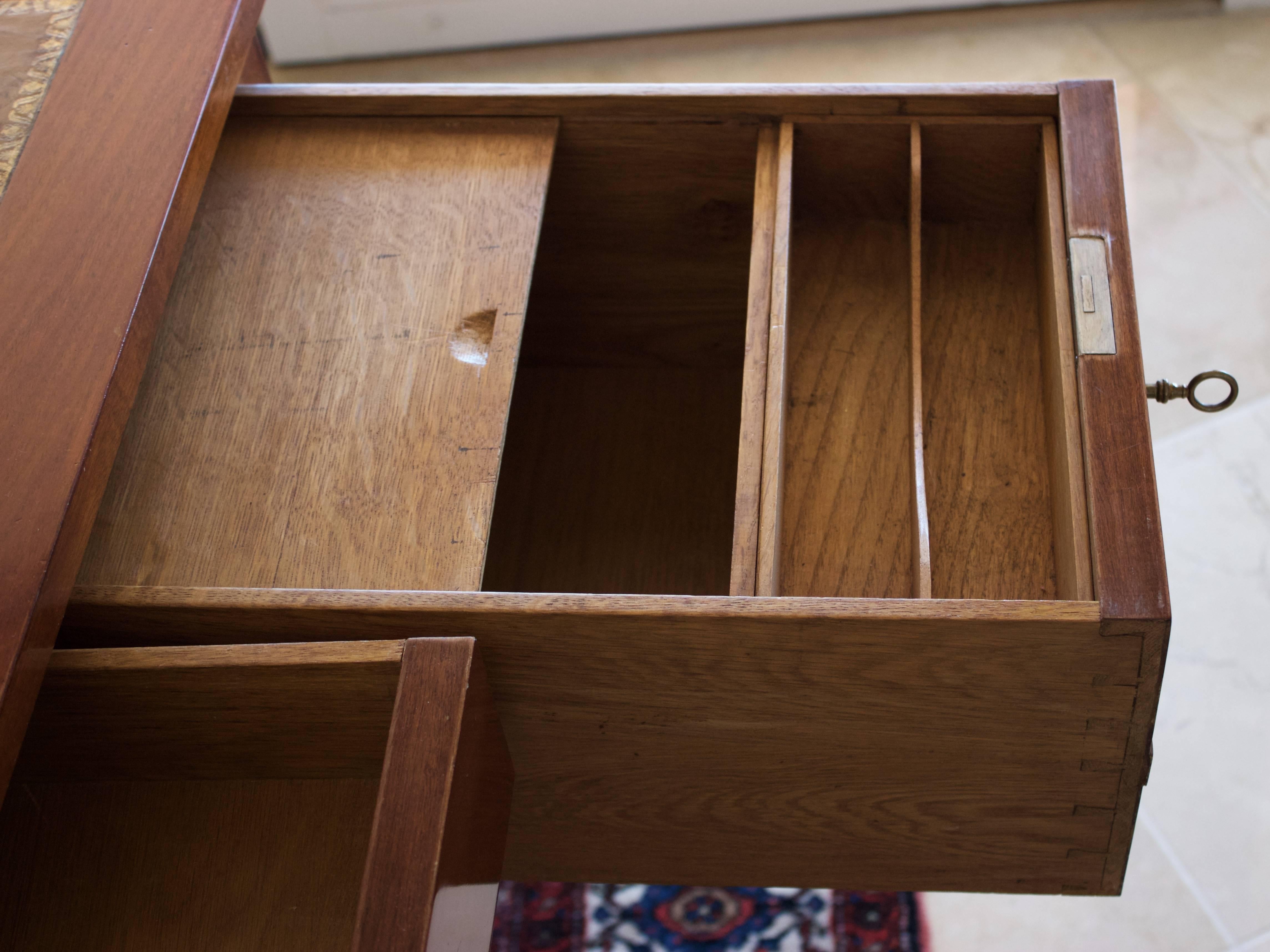 French Early 19th Century Directoire Style Mahogany Bureau Plat In Good Condition For Sale In Charleston, SC