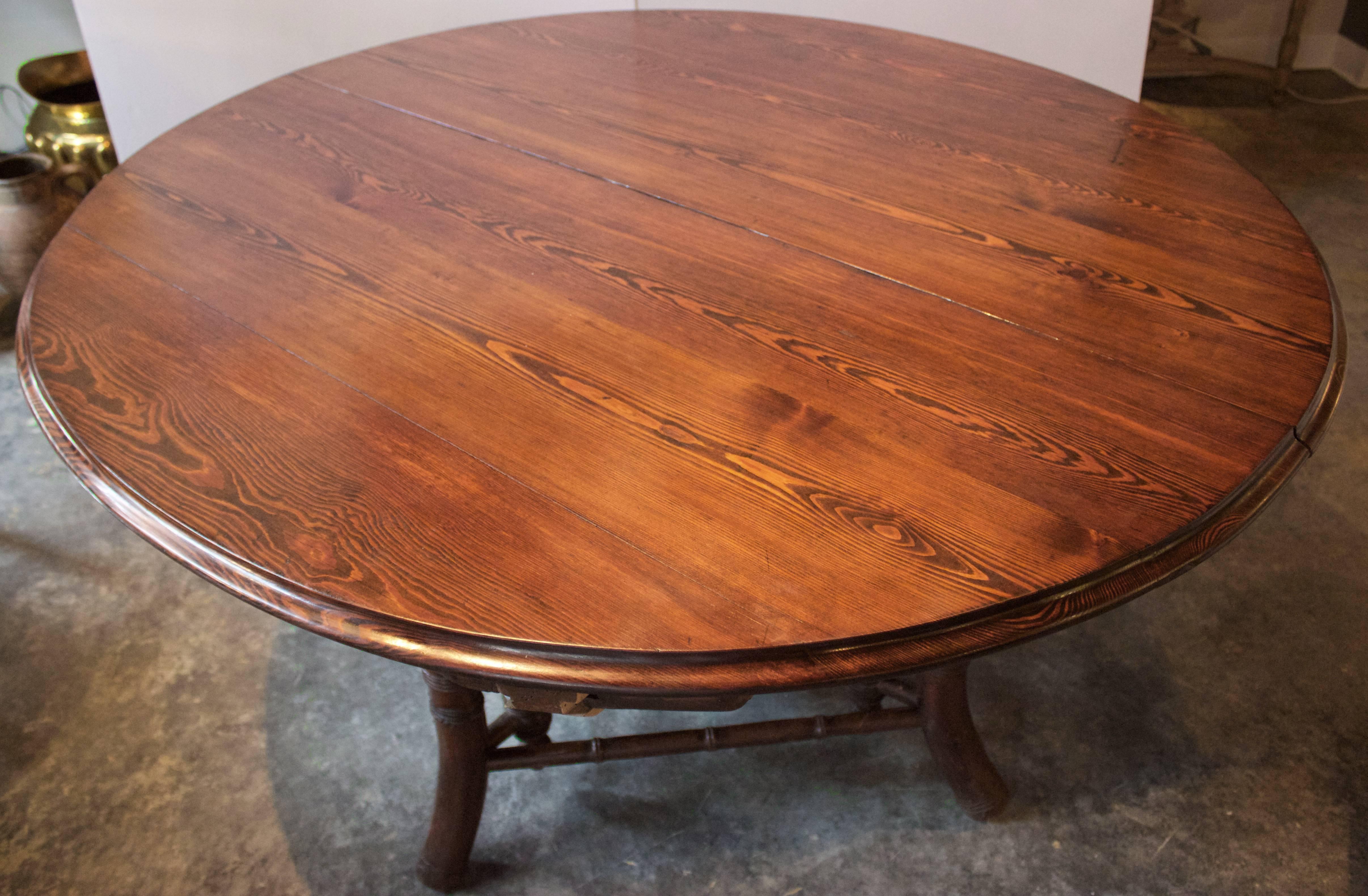 Rare Napoleon III Period table with its top in heart pine and opens in its center for a single leaf. Interesting 