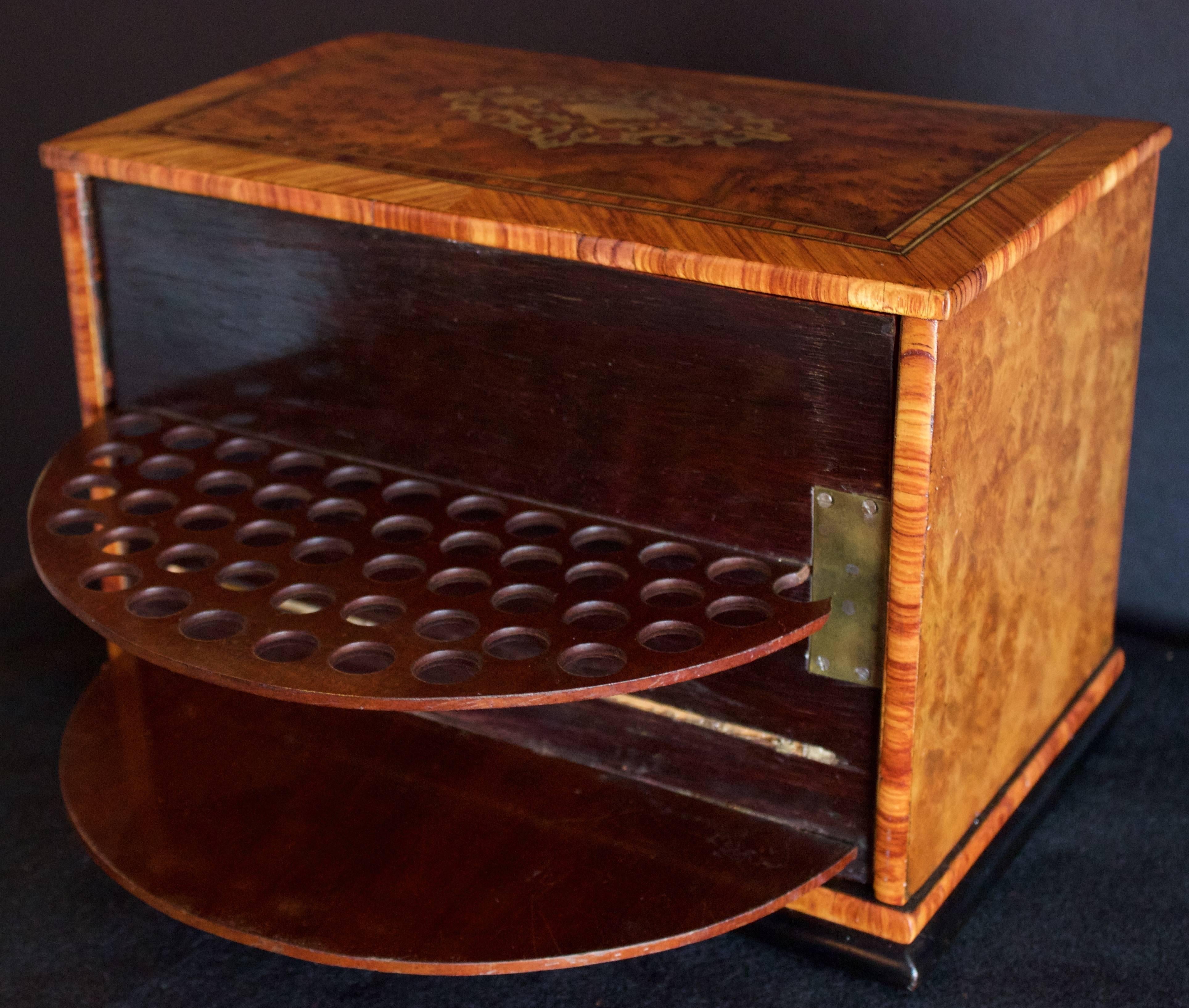 This handsome Napoleon III era (1850-1870) cigar box shows the very Fine craftsmanship of the small boxes during that Period.
Rectangular in its shape and resting on an ebonized wood base, the box has a gorgeous rosewood inlaid on three faces but