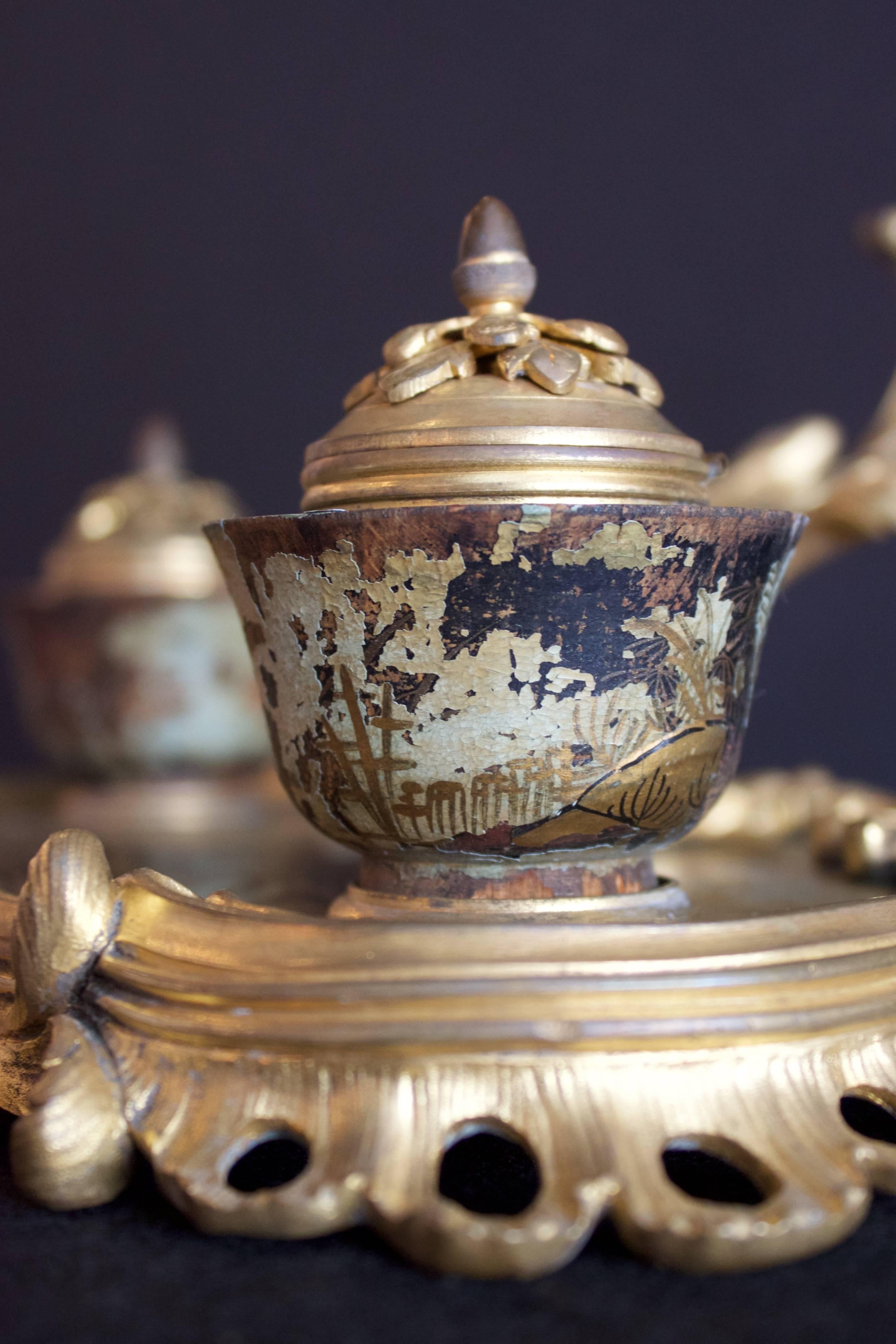 Fine French 18th Century Inkstand in Bronze Doré and Chinoiserie Lacquered Tray In Distressed Condition For Sale In Charleston, SC