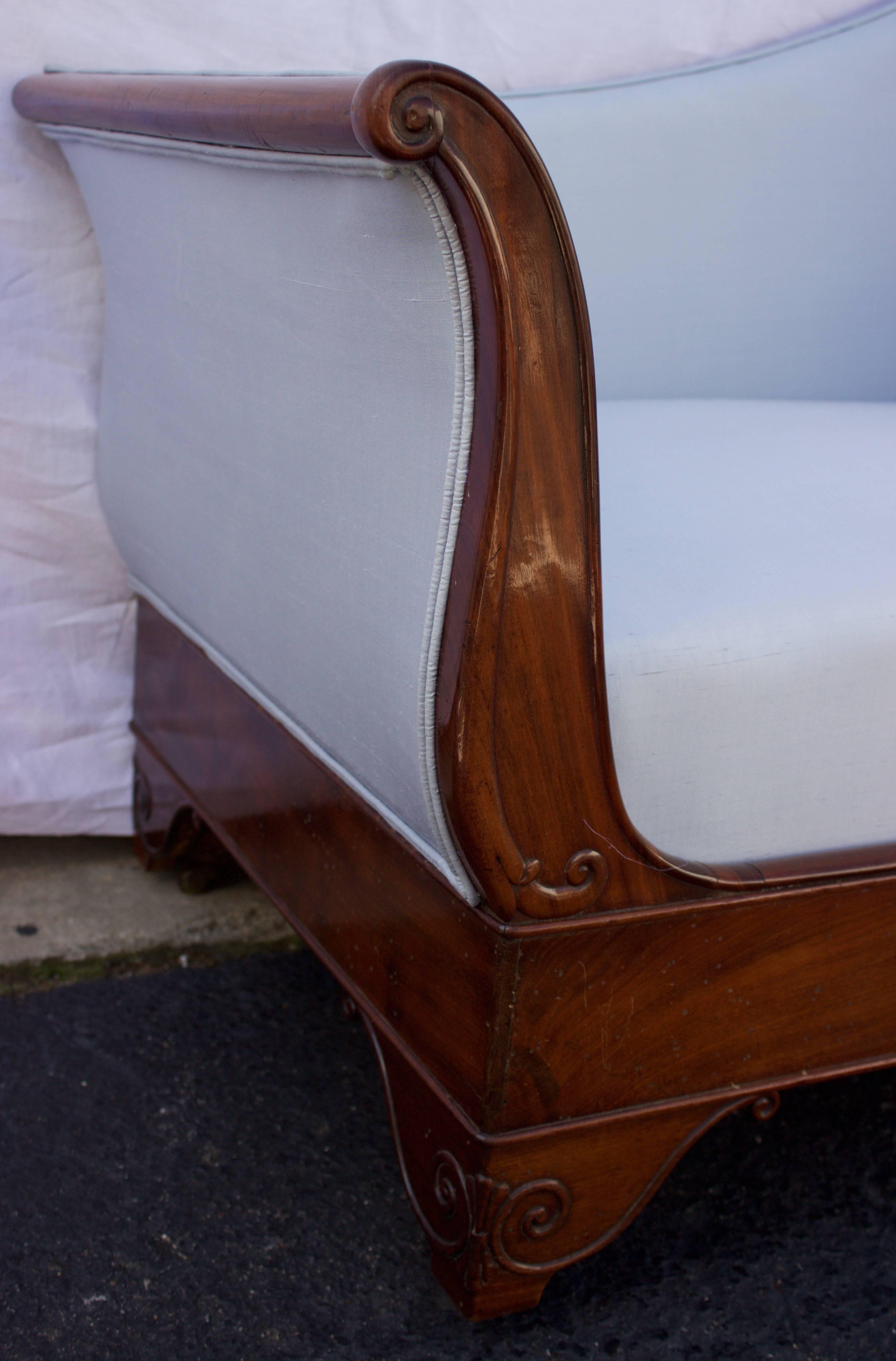 Hand-Carved French Early 19th Century Mahogany Daybed For Sale