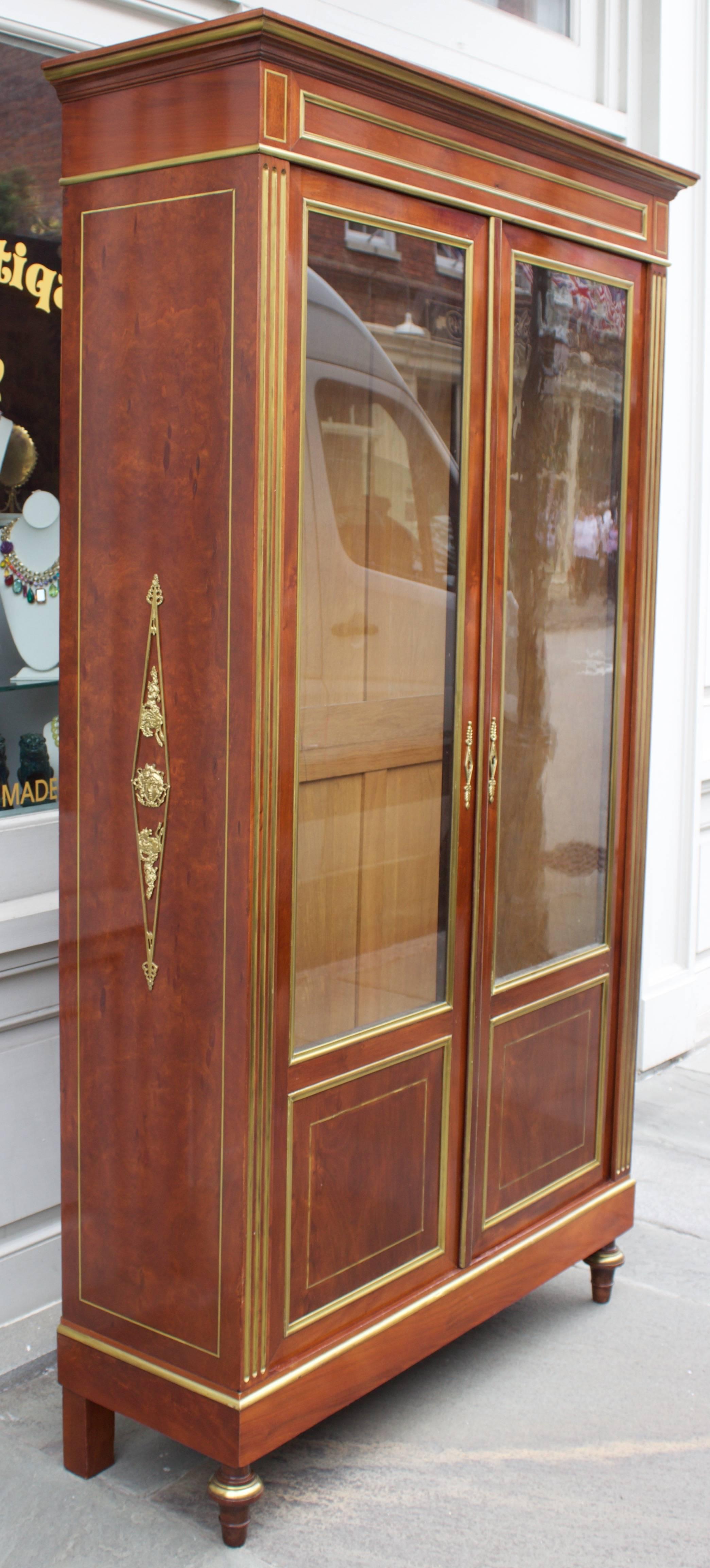 Superb bookcase from Napoleon III period in Louis XVI style.
Gorgeous solid mahogany so called Bird's eye with a French polish
finish. Beautiful brass filets moulding on top front and bottom.
Each side is adorned by a diamond shaped bronze dore