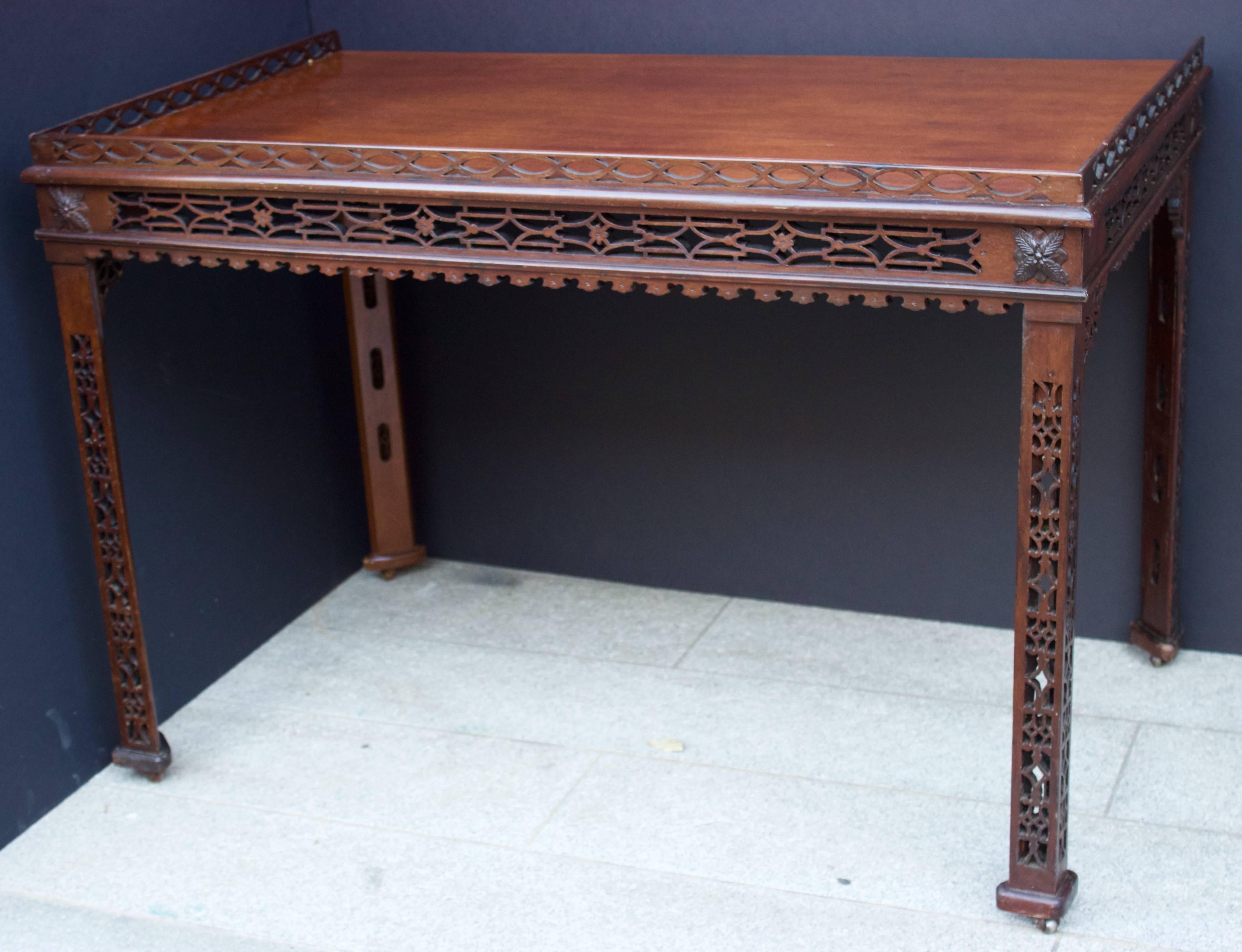 Thomas Chippendale wrote in 1762: “This table was intended for holding a set of China and maybe use as a tea table”.
China tables were popular in Britain but produced in America were British influence was strong (Portsmouth NH, Charleston SC…). The