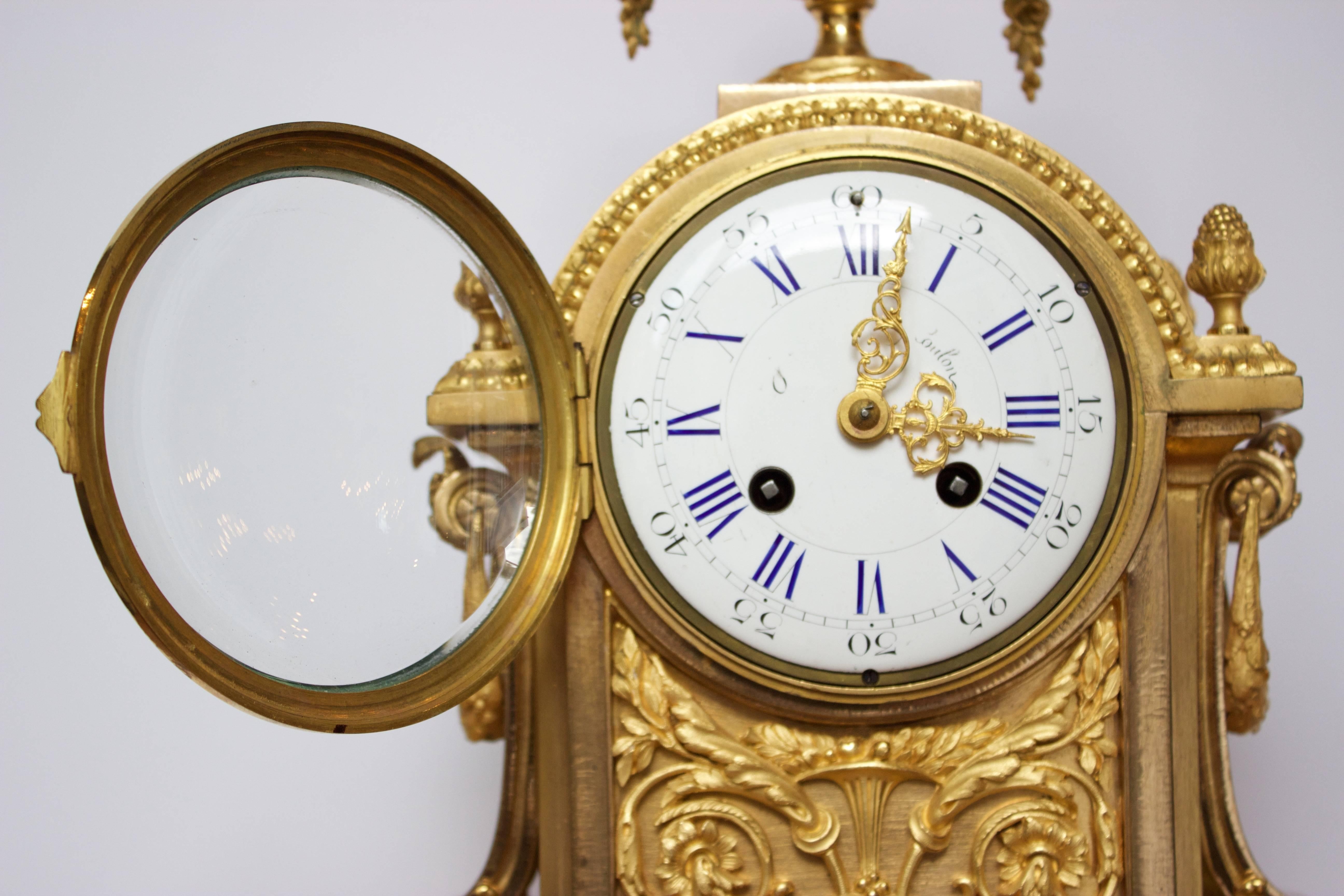 French Napoleon III Period Mantel Clock in Dore Bronze For Sale 1