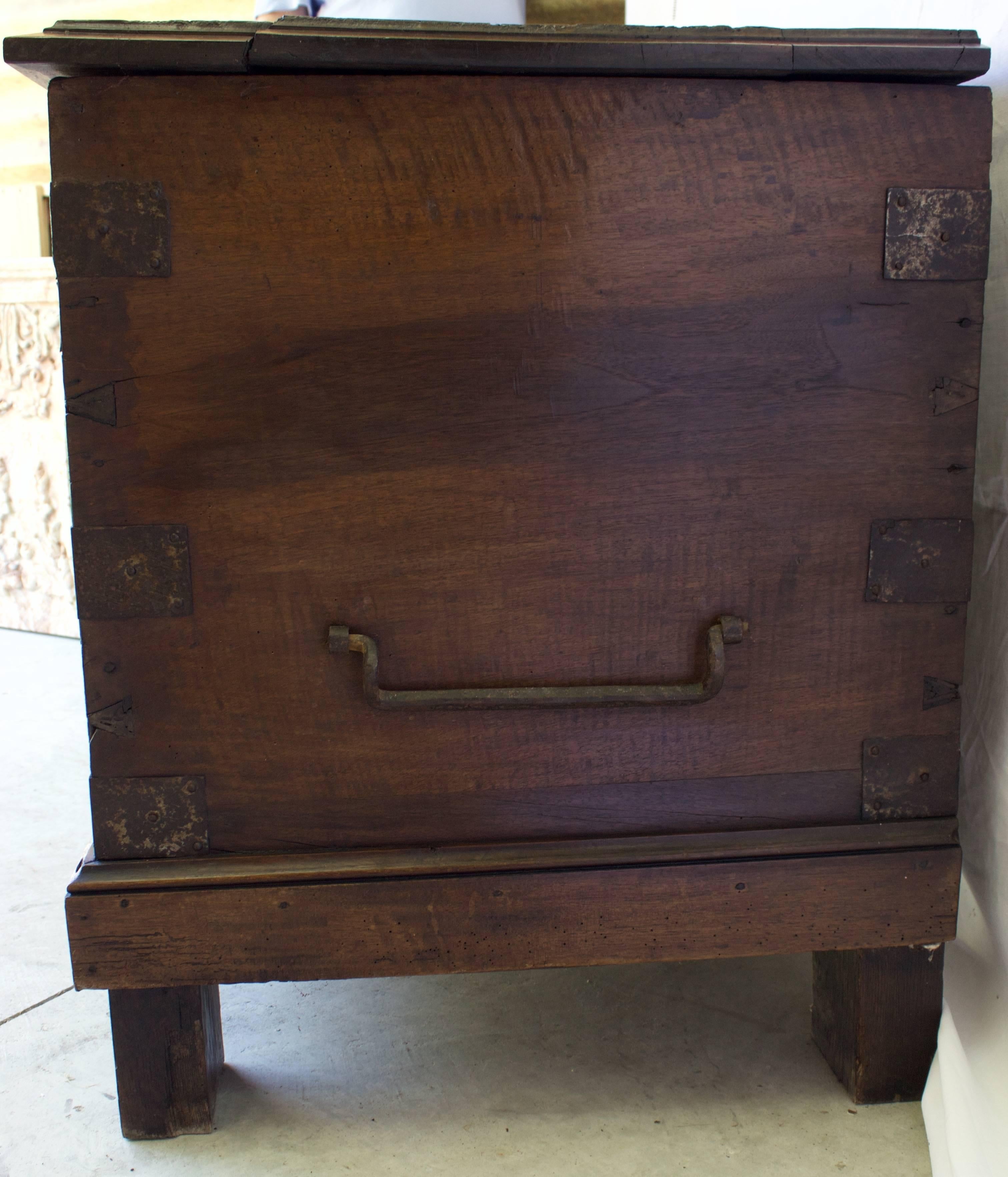 French First Renaissance Walnut Carved Wedding Chest In Excellent Condition For Sale In Charleston, SC