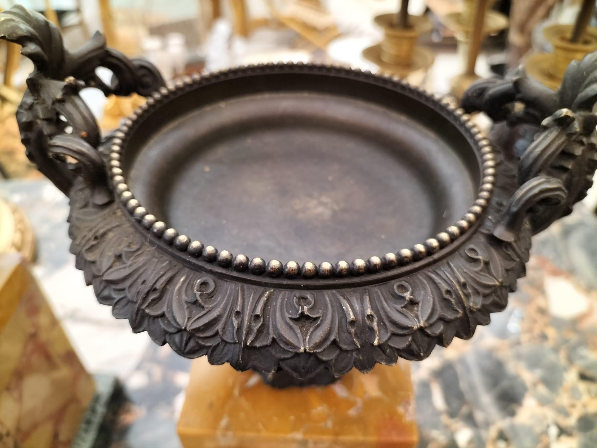 Bronze 19th Century Pair of Empire Cups Mounted on a Marble Base For Sale