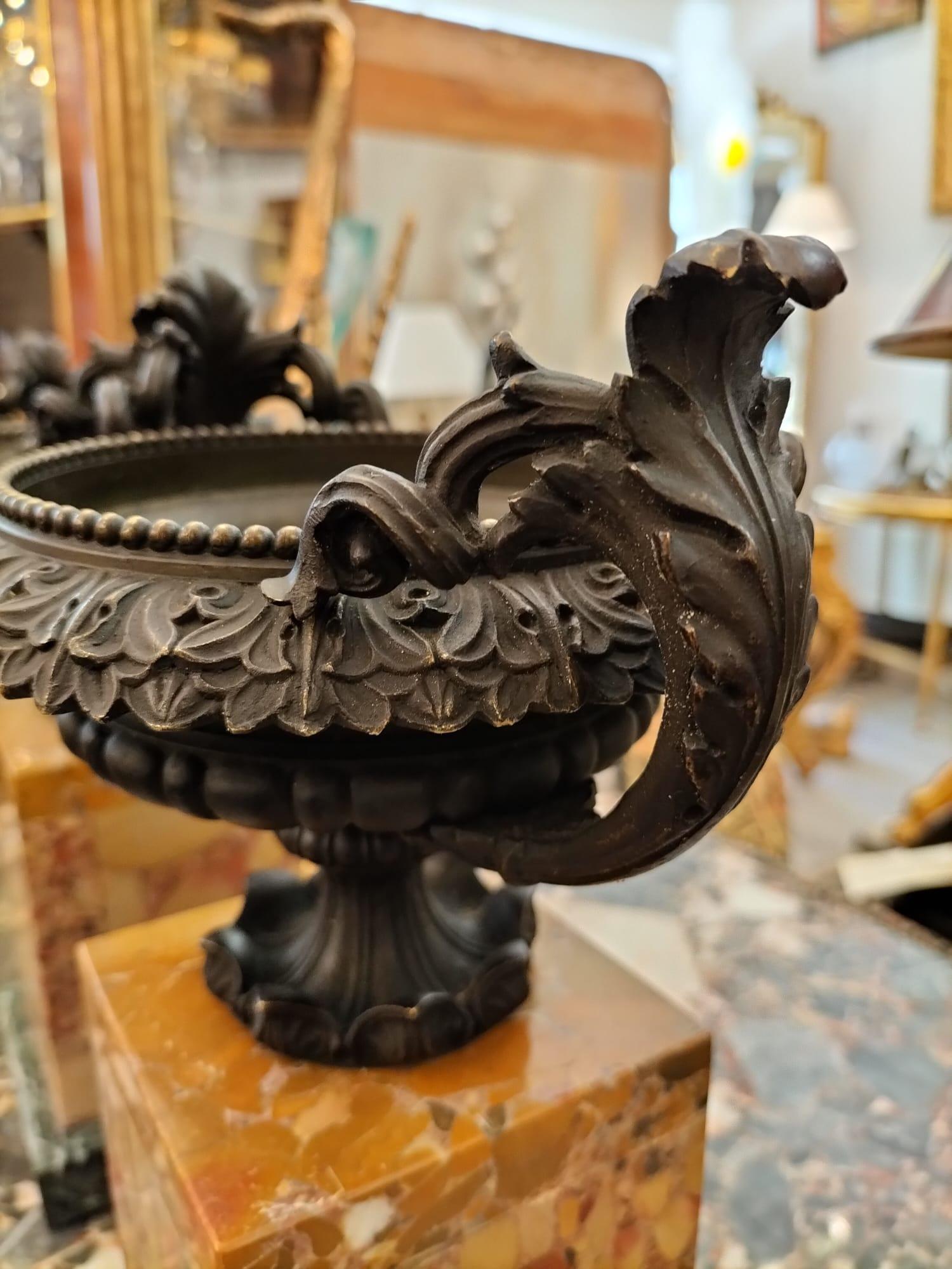 19th Century Pair of Empire Cups Mounted on a Marble Base For Sale 1