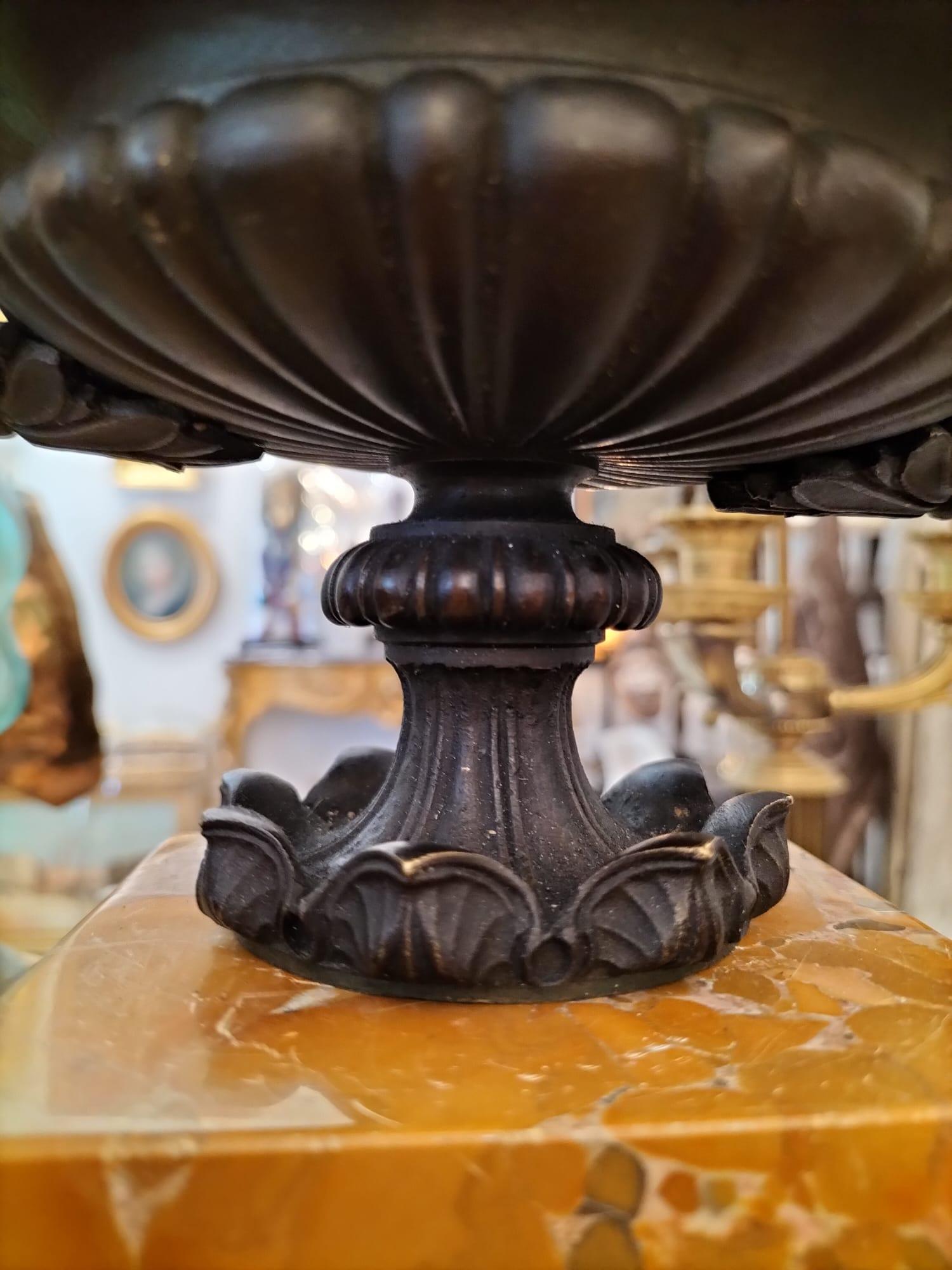 19th Century Pair of Empire Cups Mounted on a Marble Base For Sale 8