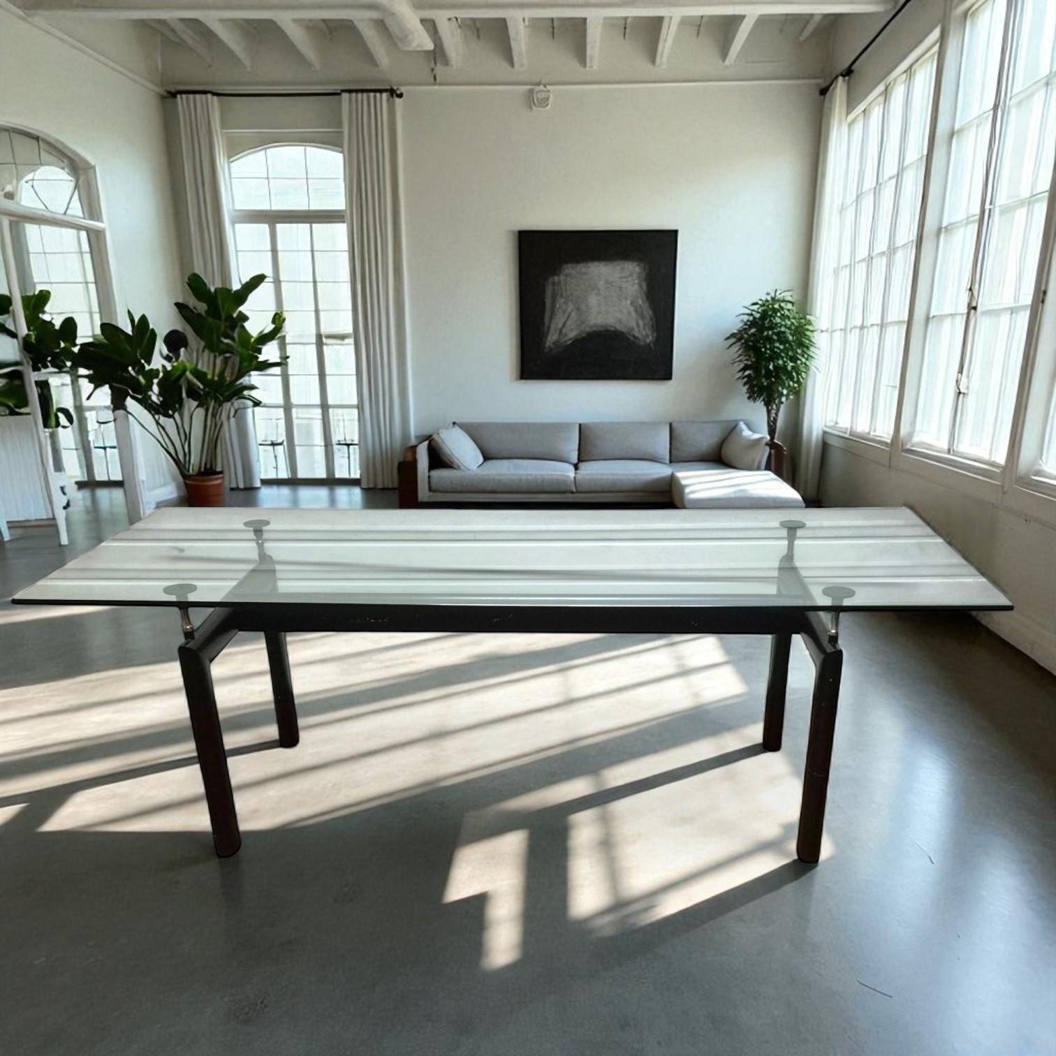 Diseñada originalmente en 1928 por el legendario trío Le Corbusier, Pierre Jeanneret y Charlotte Perriand, esta mesa de comedor LC6 es una producción de 1980 de Cassina, el fabricante autorizado exclusivo de los diseños de mobiliario de Le