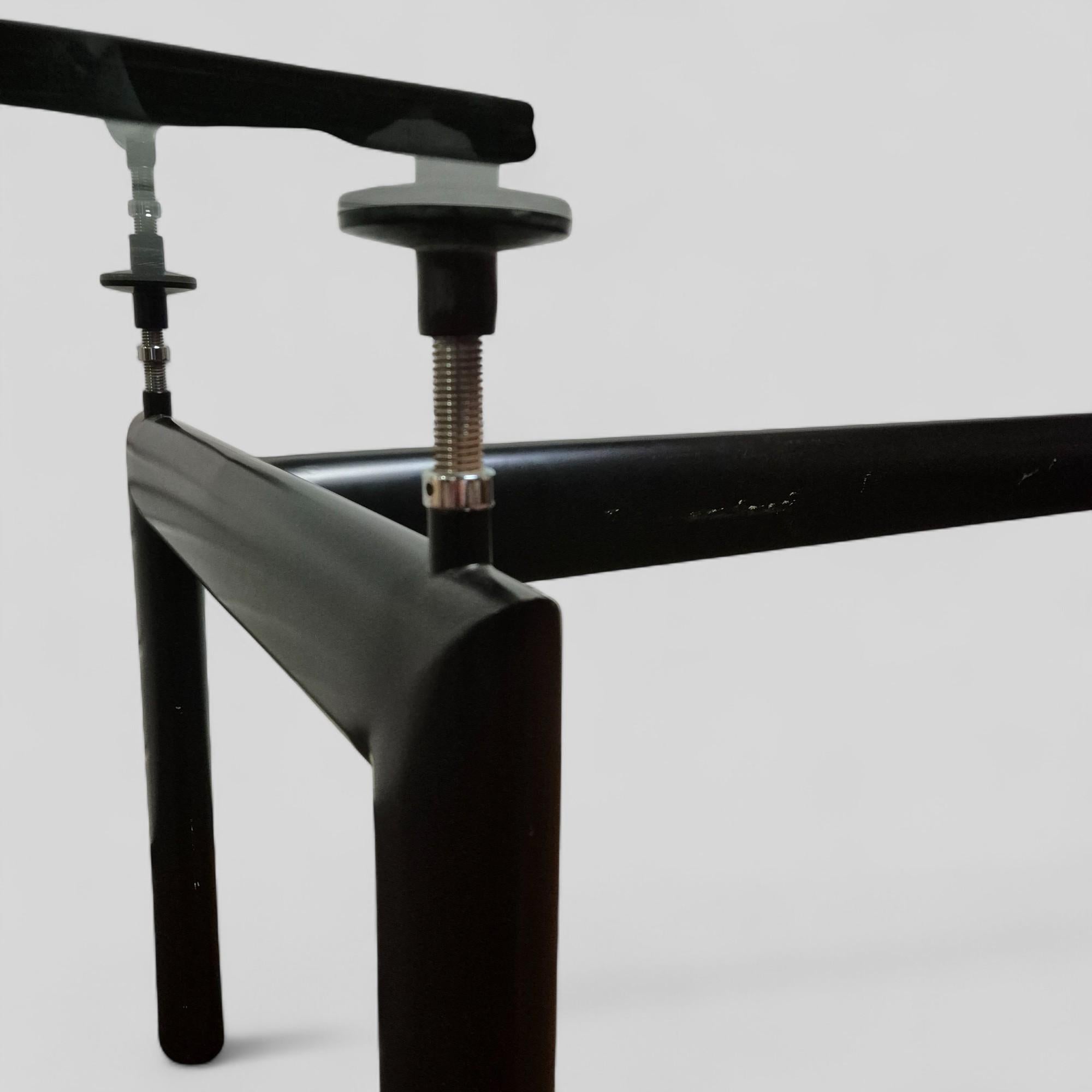 Mesa de comedor LC6 de Le Corbusier para Cassina, Siglo XX Aluminio en venta