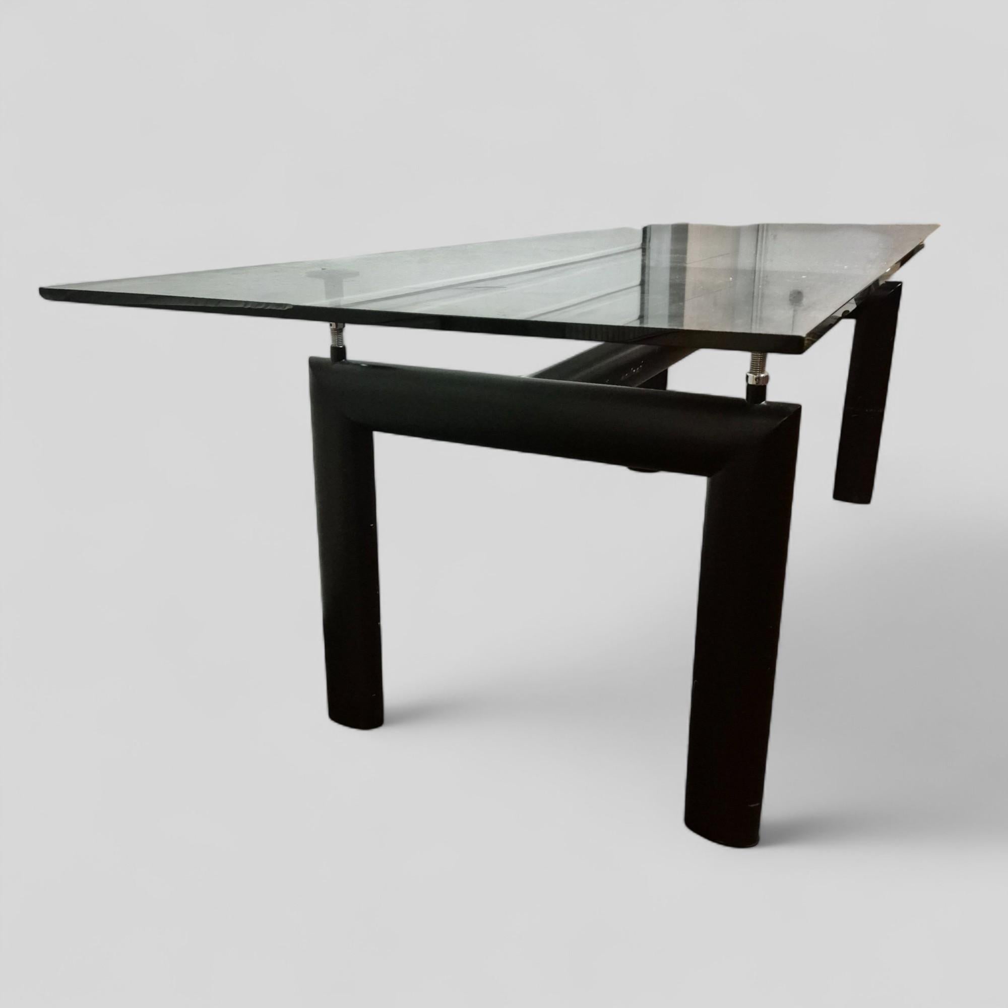 Mesa de comedor LC6 de Le Corbusier para Cassina, Siglo XX en venta 1