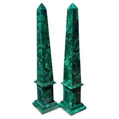 Elegante paire d'obélisques en malachite, 60 cm de haut, 19e siècle