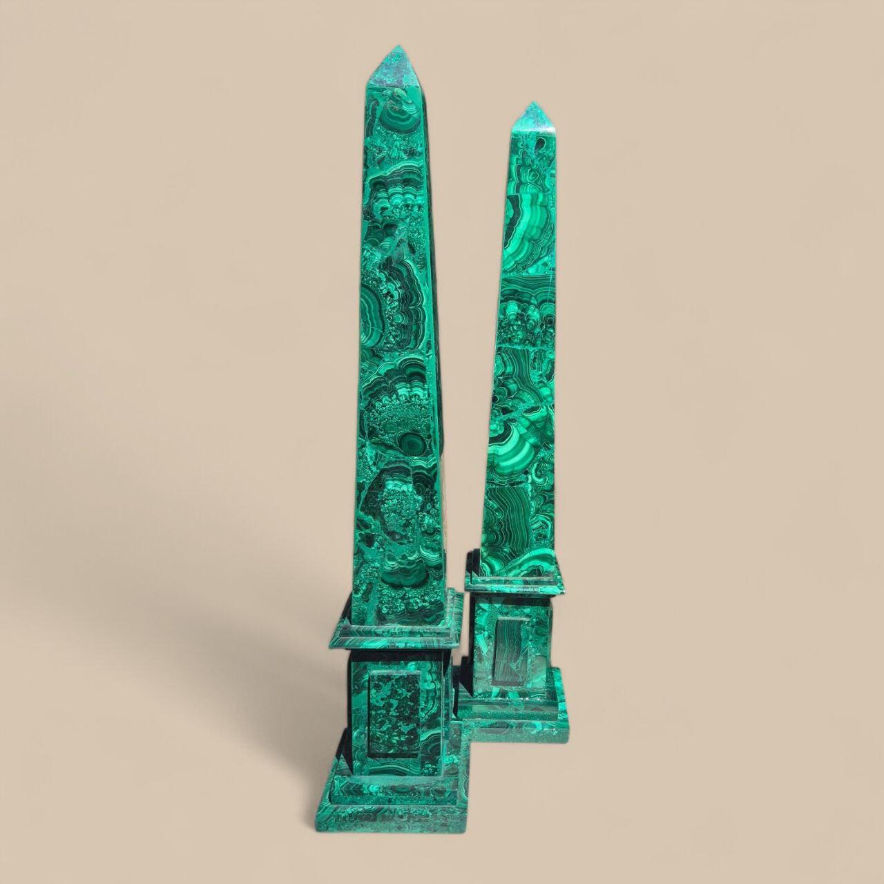 Elegante paire d'obélisques en malachite, 60 cm de haut, 19e siècle en vente 1
