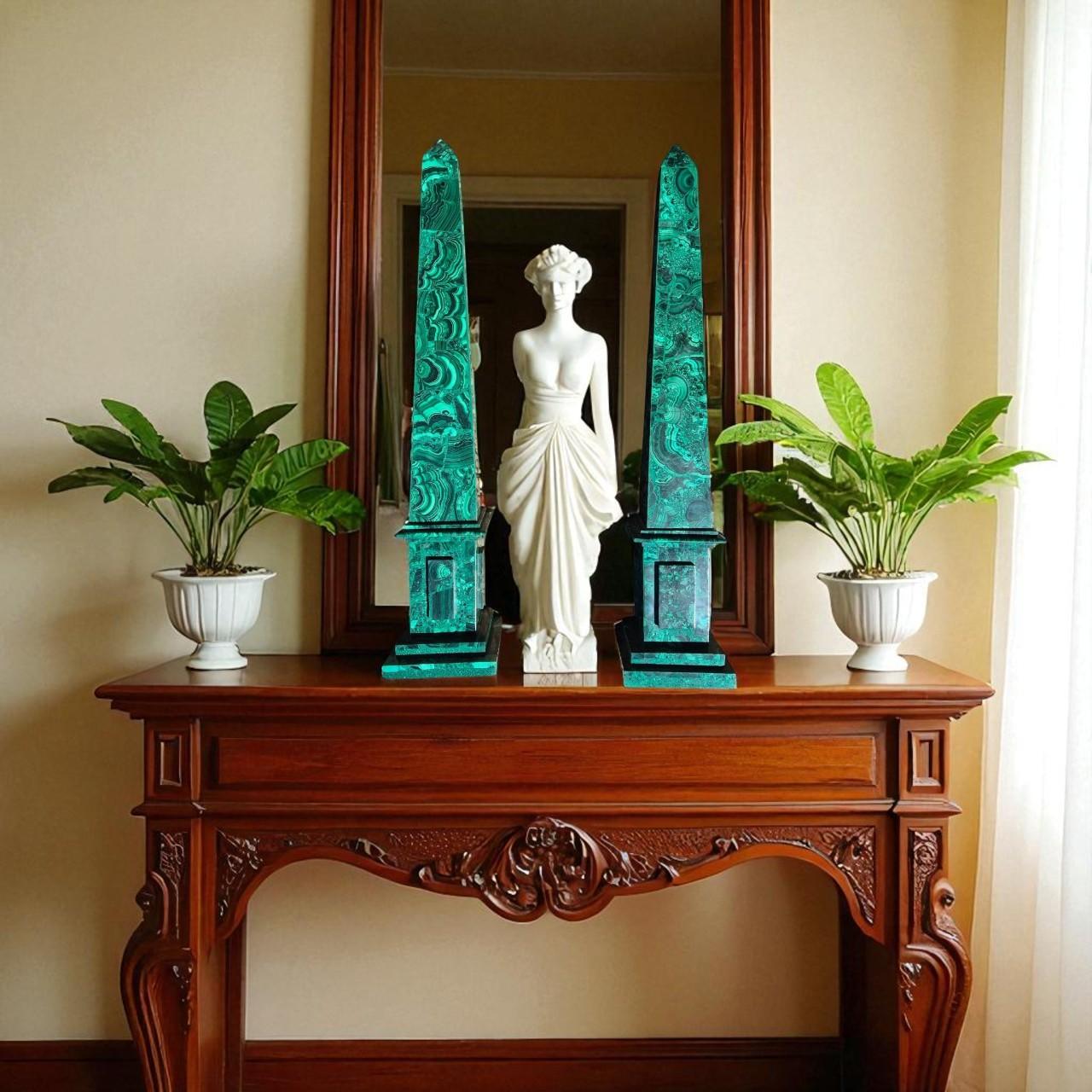 Sculpté Elegante paire d'obélisques en malachite, 60 cm de haut, 19e siècle en vente