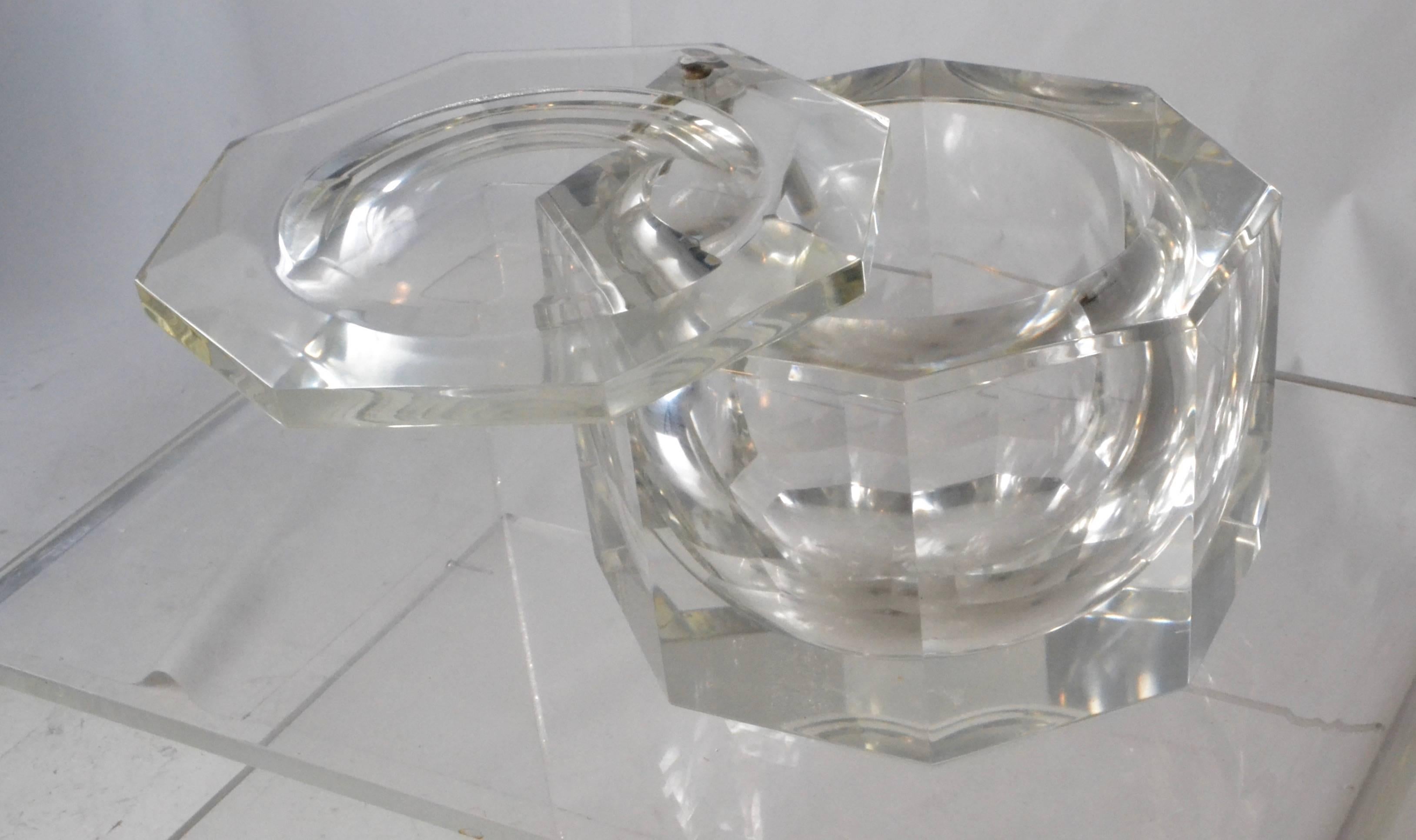 Fire Polished Lucite Ice Bucket In Excellent Condition In Norwalk, CT