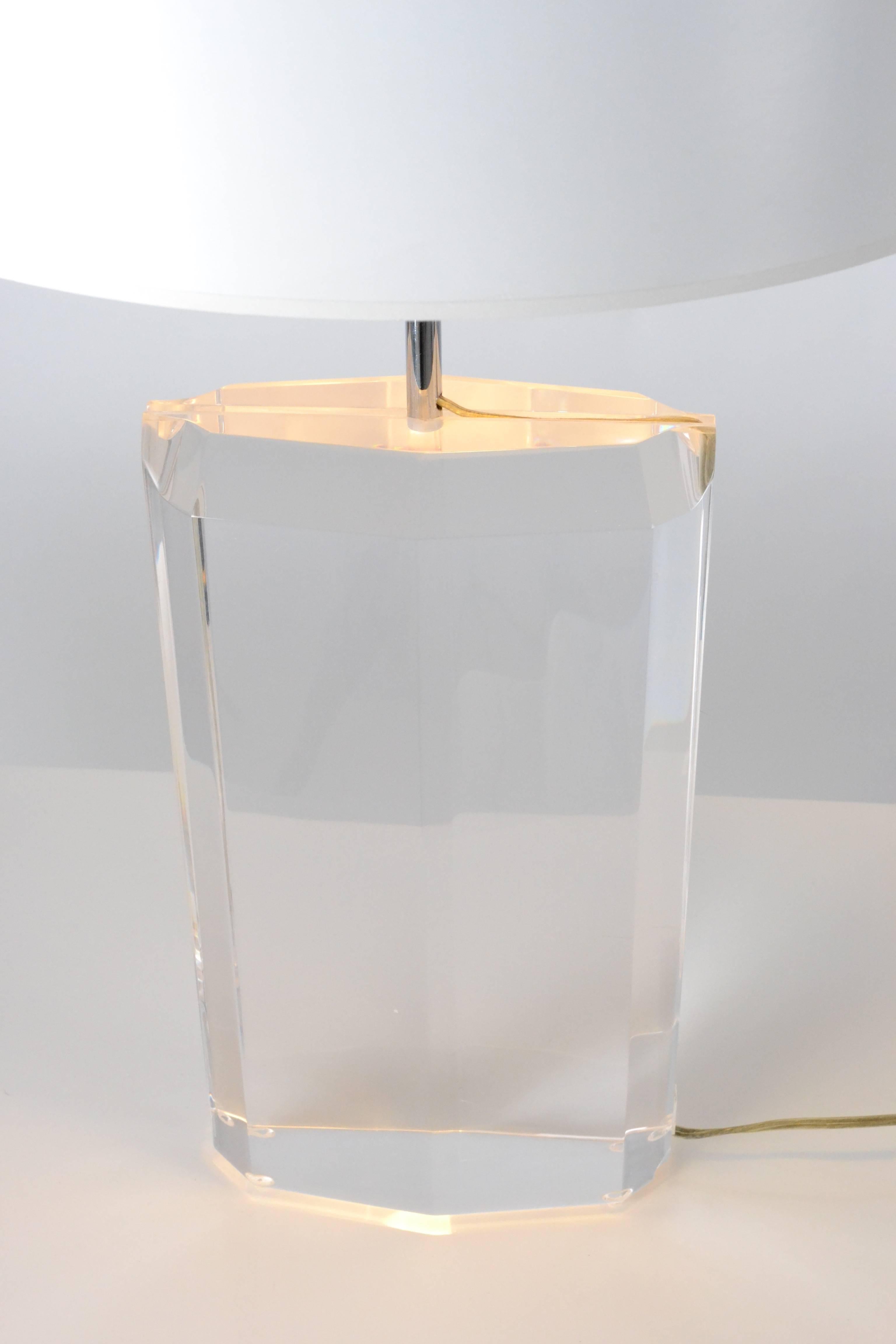 Quality Lucite lamp with solid fire polished lamp base, circa 1980s. Excellent condition. 

Dimensions: Width 8.25