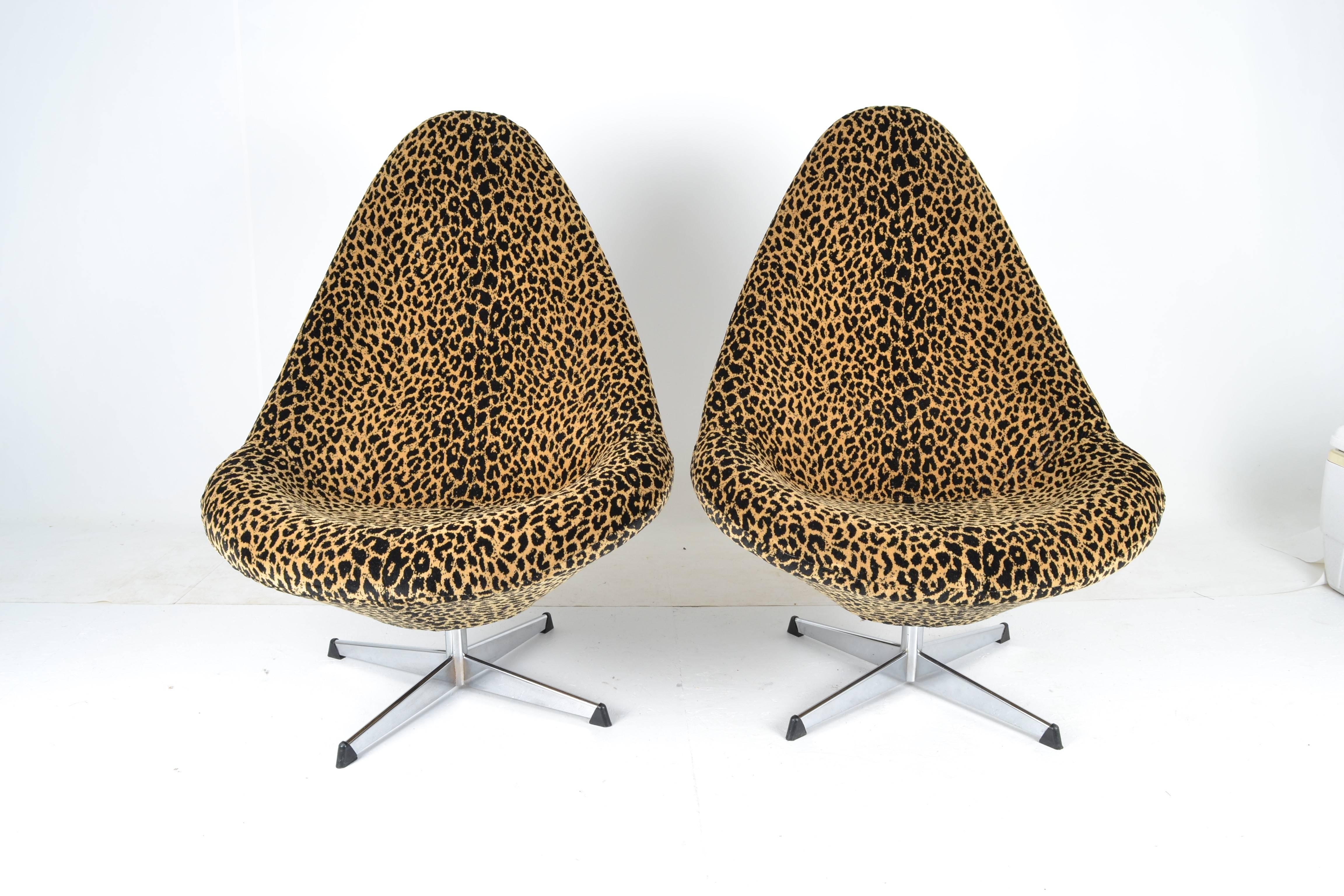 Mid-Century Modern Pair of 1960s Swivel Chairs in Leopard
