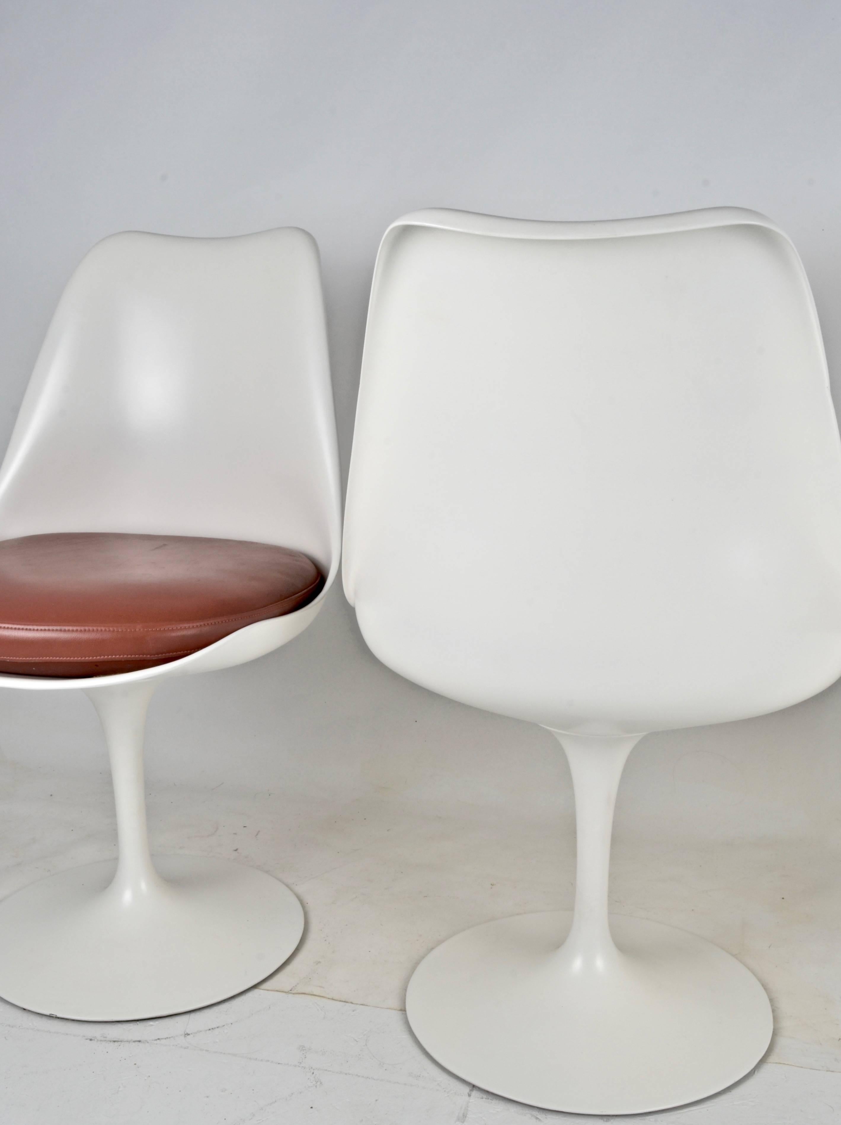 Set of Four Vintage Saarinen Swivel Chairs In Excellent Condition In Norwalk, CT