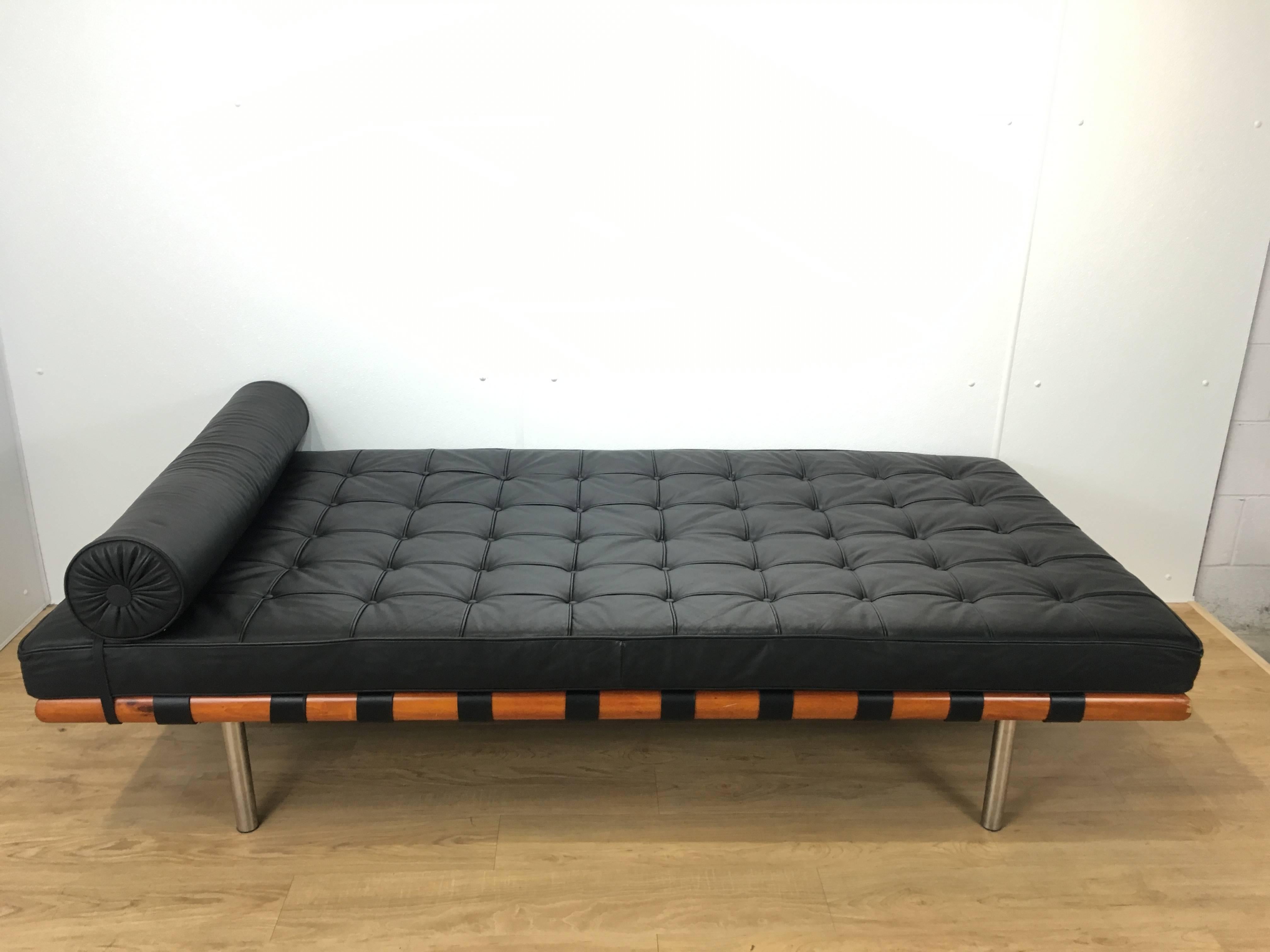 Daybed after Mies van der Rohe, a vintage high quality example of the iconic original. With walnut and chrome frame and black leather cushion.
 
