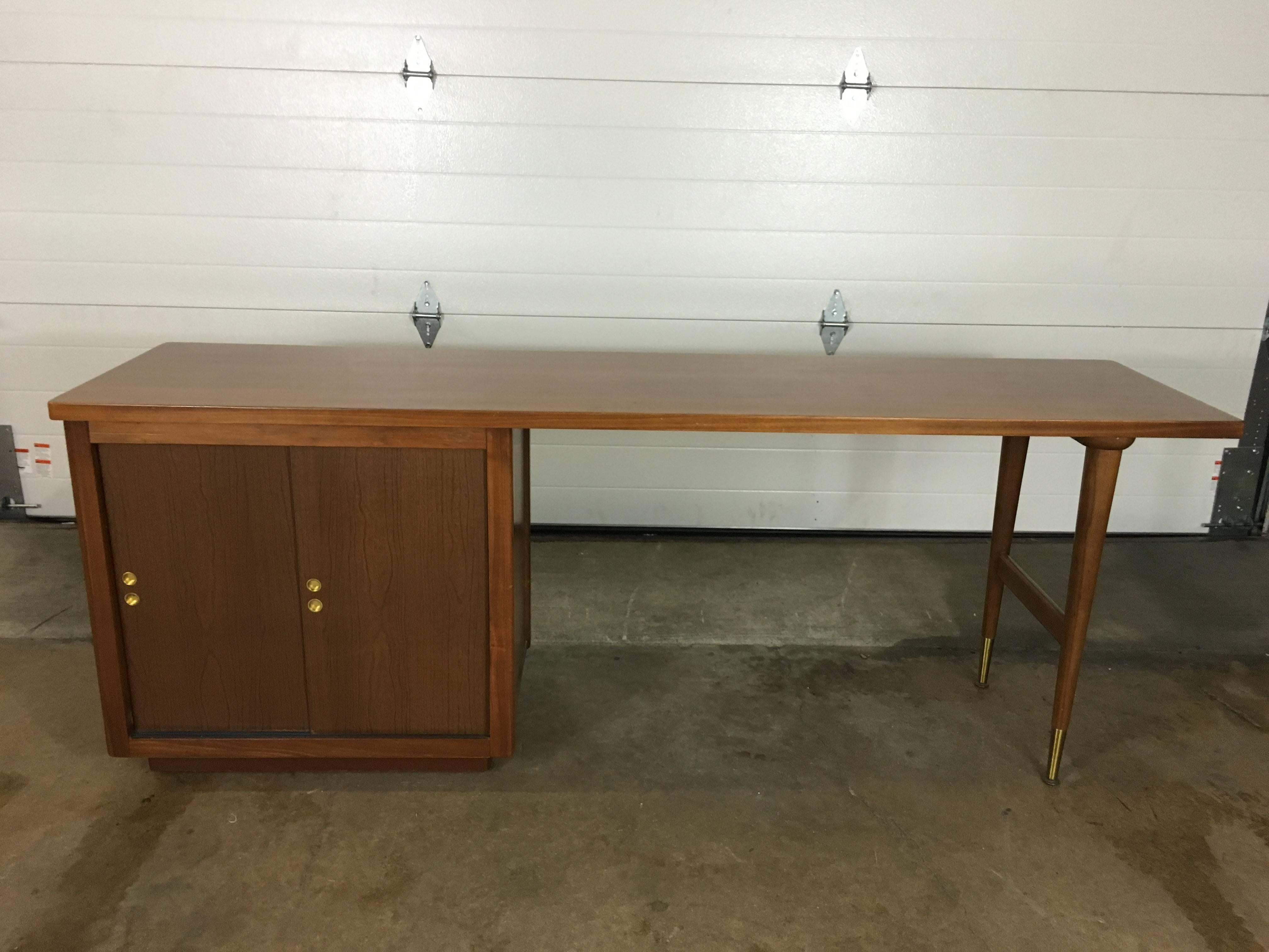 Mid-Century Executive Desk Suite In Good Condition In Oaks, PA