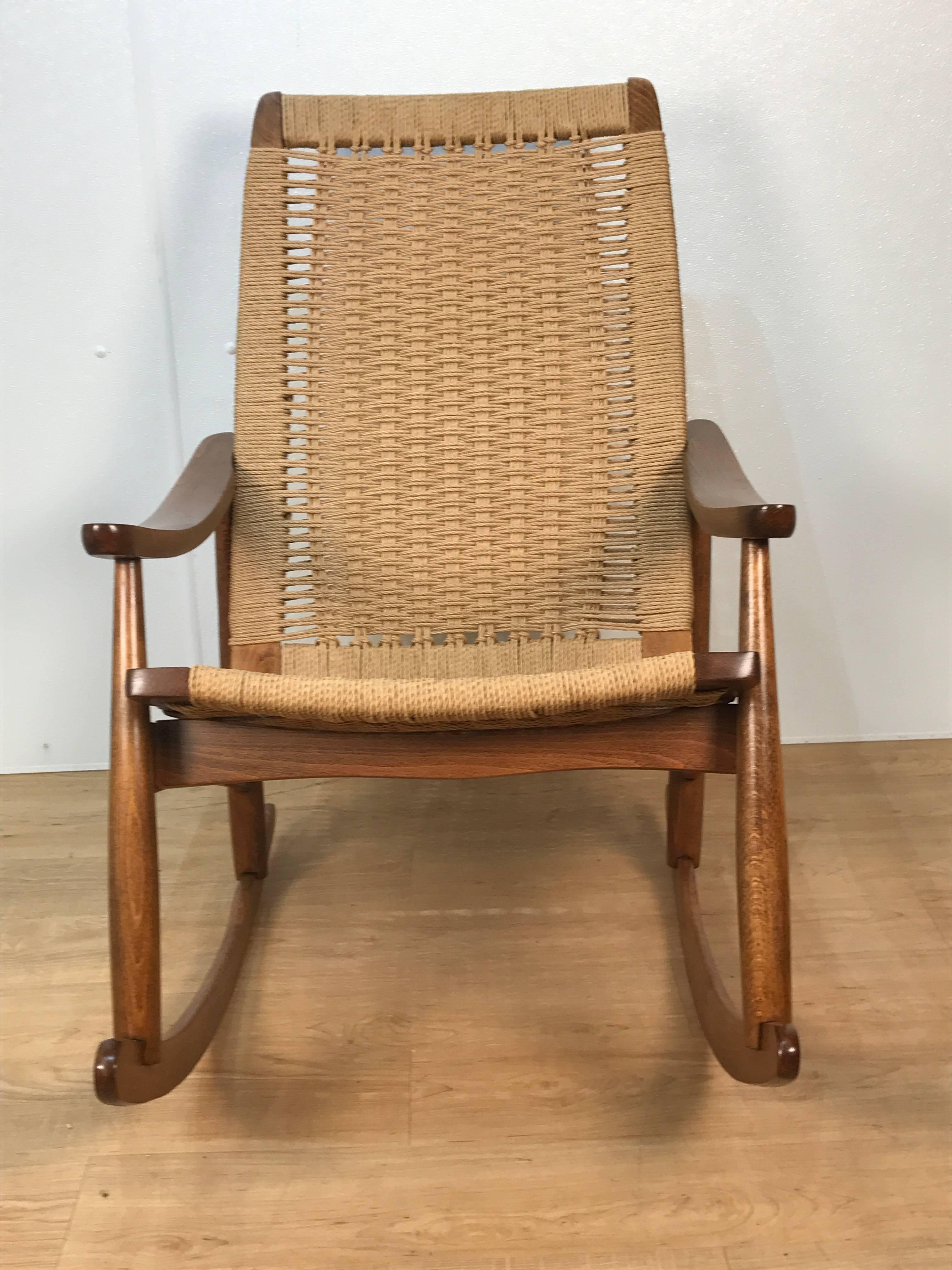 Mid-Century Wegner style rocking chair, sturdy and very comfortable.
     