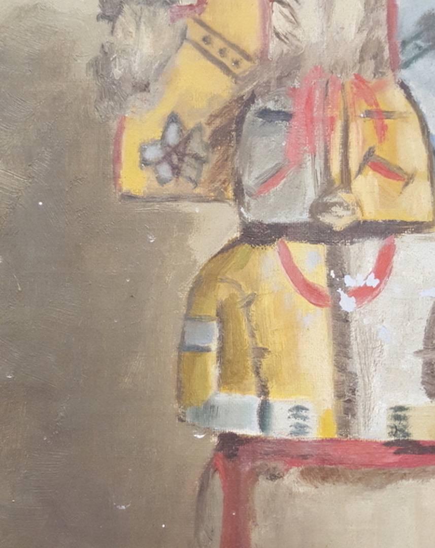 Ein in Öl gemaltes Stillleben auf Leinwand mit Artefakten der amerikanischen Ureinwohner des Südwestens auf einer ebenen Fläche, darunter eine Kachina-Puppe, ein Korb, ein Terrakotta-Topf und ein Geflecht.
Es ist in einem einfachen, hölzernen
