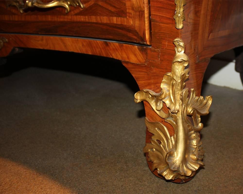 18th Century French Louis XV Parquetry Serpentine Bombé Arbalette Commode For Sale 5