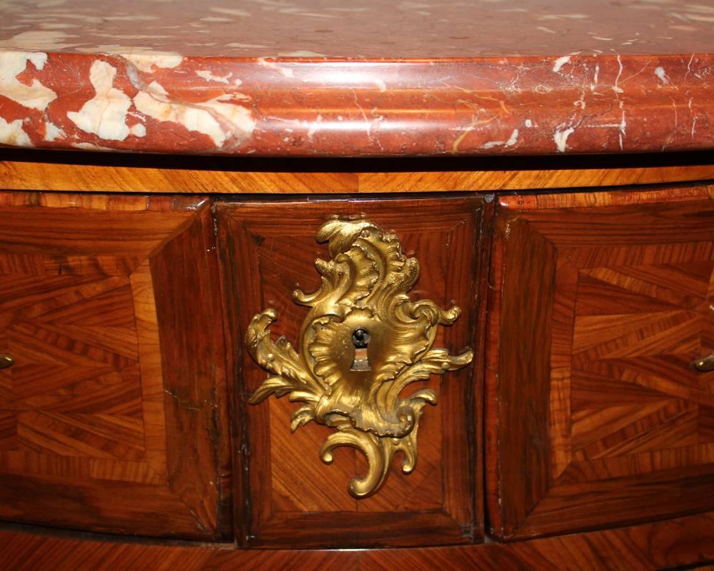 18th Century French Louis XV Parquetry Serpentine Bombé Arbalette Commode For Sale 1