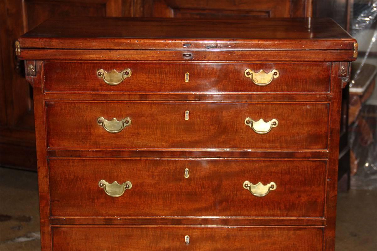18th Century English Georgian Mahogany Bachelor's Chest In Excellent Condition In San Francisco, CA