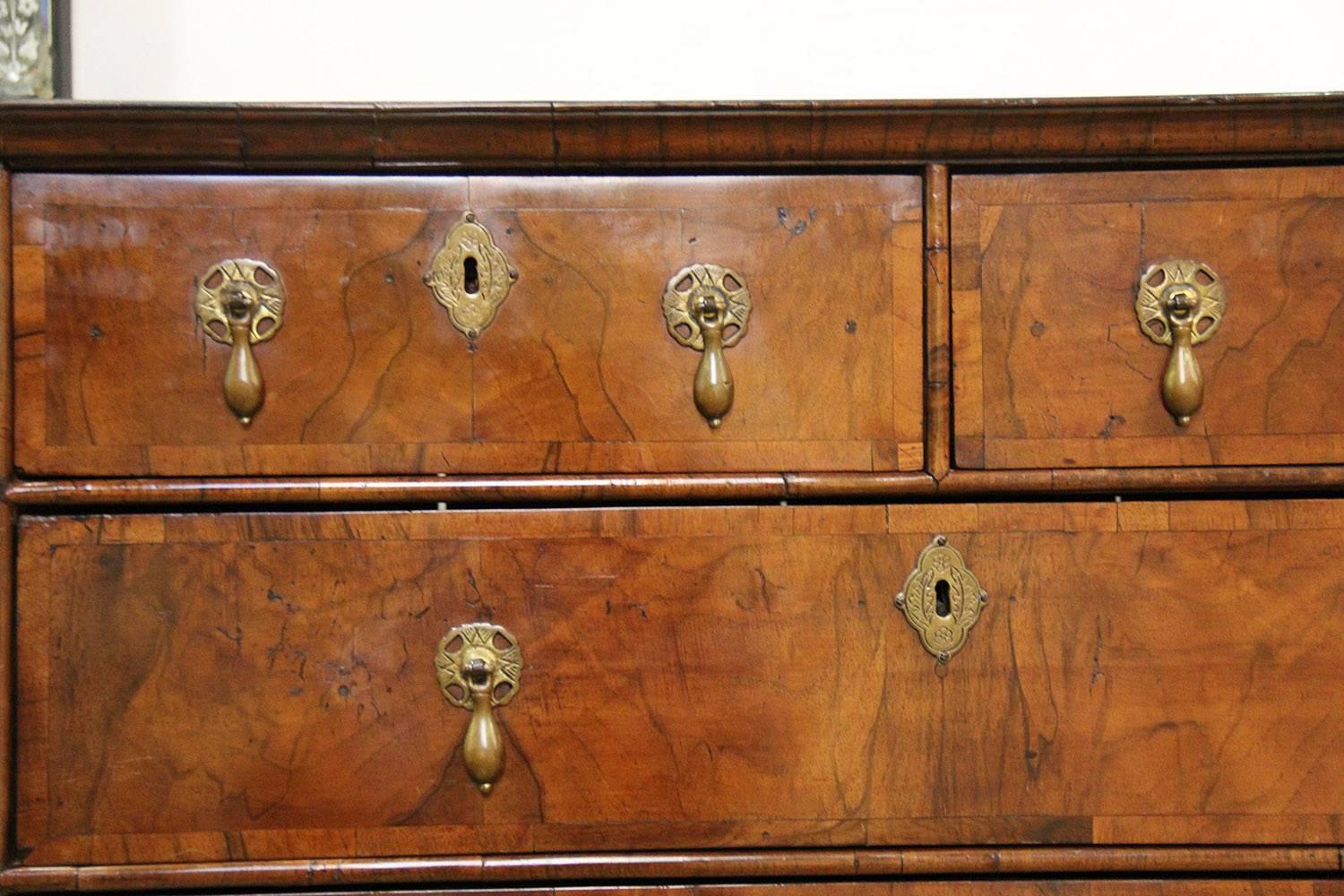 Late 17th-Early 18th Century English William & Mary Walnut Chest of Drawers For Sale 1