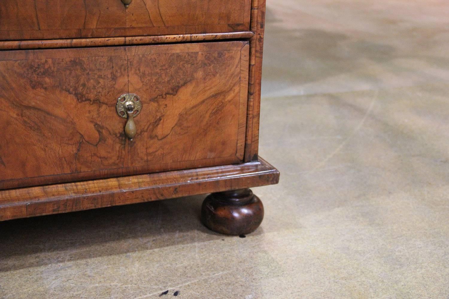 Late 17th-Early 18th Century English William & Mary Walnut Chest of Drawers For Sale 2