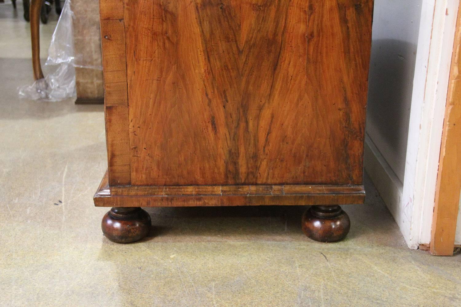 Late 17th-Early 18th Century English William & Mary Walnut Chest of Drawers For Sale 3