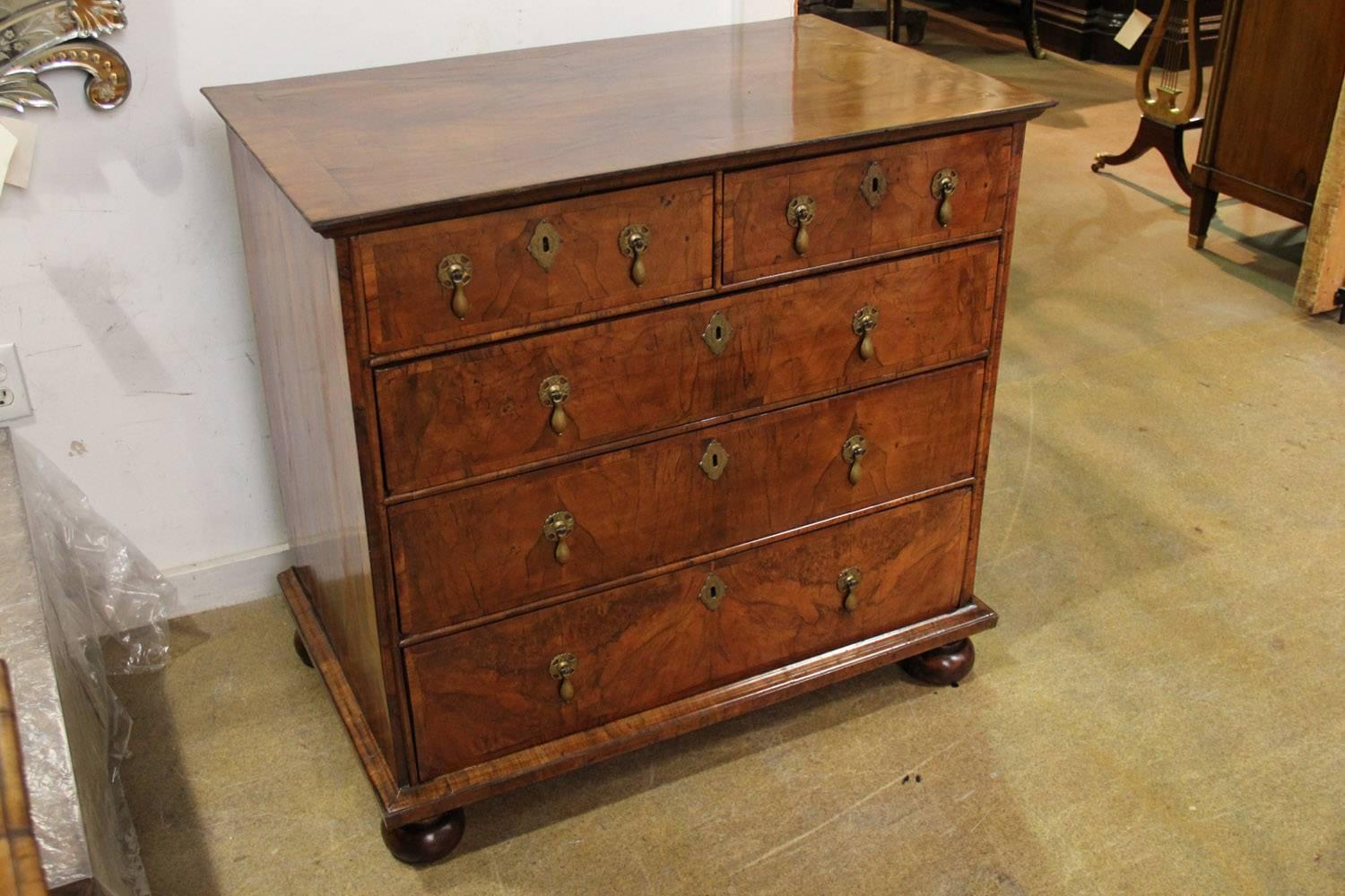 Late 17th-Early 18th Century English William & Mary Walnut Chest of Drawers For Sale 4