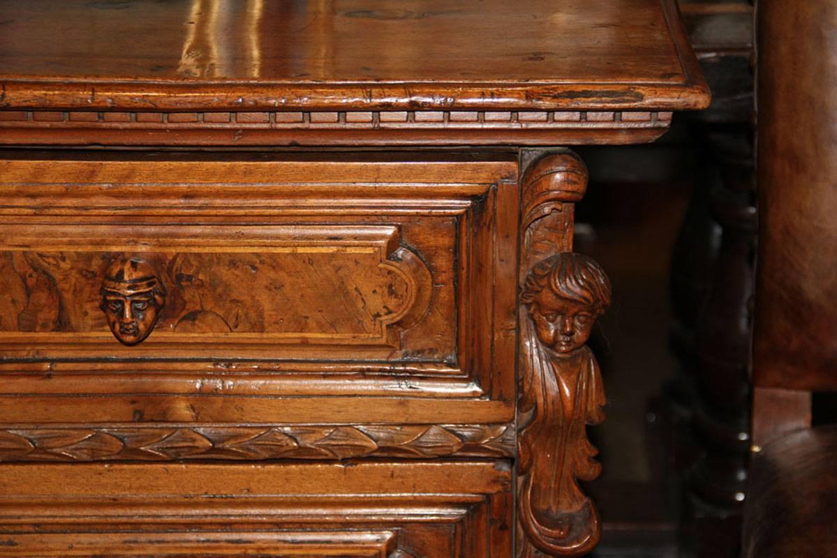 Late 17th Century Florentine Walnut Chest of Drawers For Sale 1