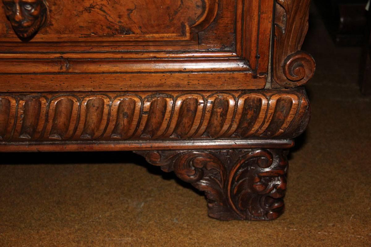 Late 17th Century Florentine Walnut Chest of Drawers For Sale 3