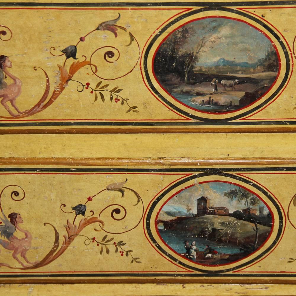 Elegant Pair of 18th Century Neoclassical Luccan Louis XVI Polychrome Commode For Sale 1