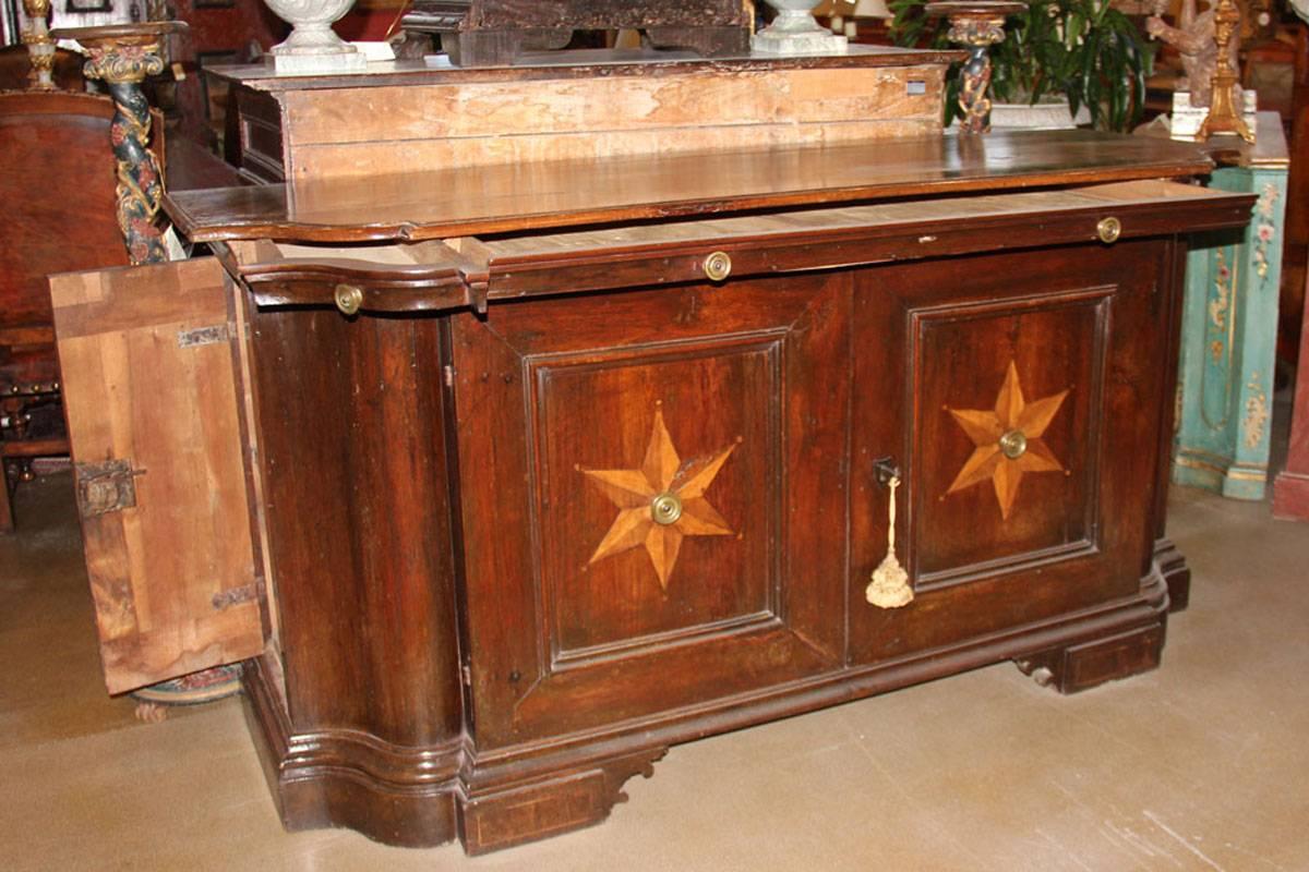 17th Century Serpentine Walnut Tuscan Credenza with Inlaid Stellate Motif In Excellent Condition For Sale In San Francisco, CA