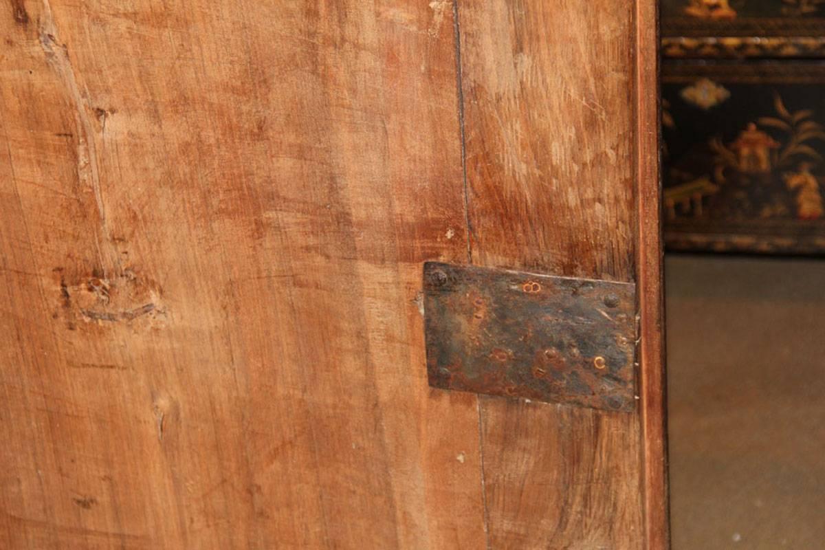 17th Century Serpentine Walnut Tuscan Credenza with Inlaid Stellate Motif For Sale 2