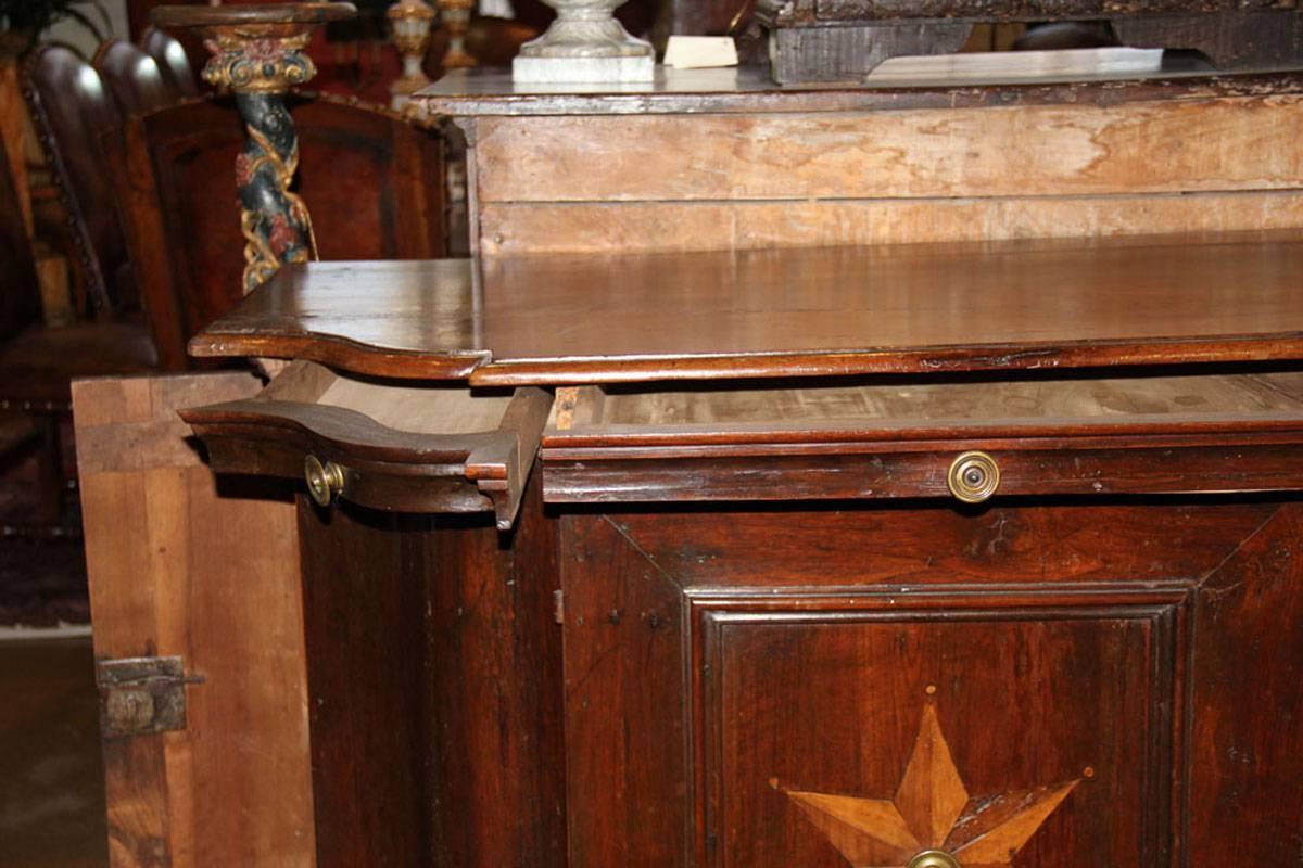 17th Century Serpentine Walnut Tuscan Credenza with Inlaid Stellate Motif For Sale 1